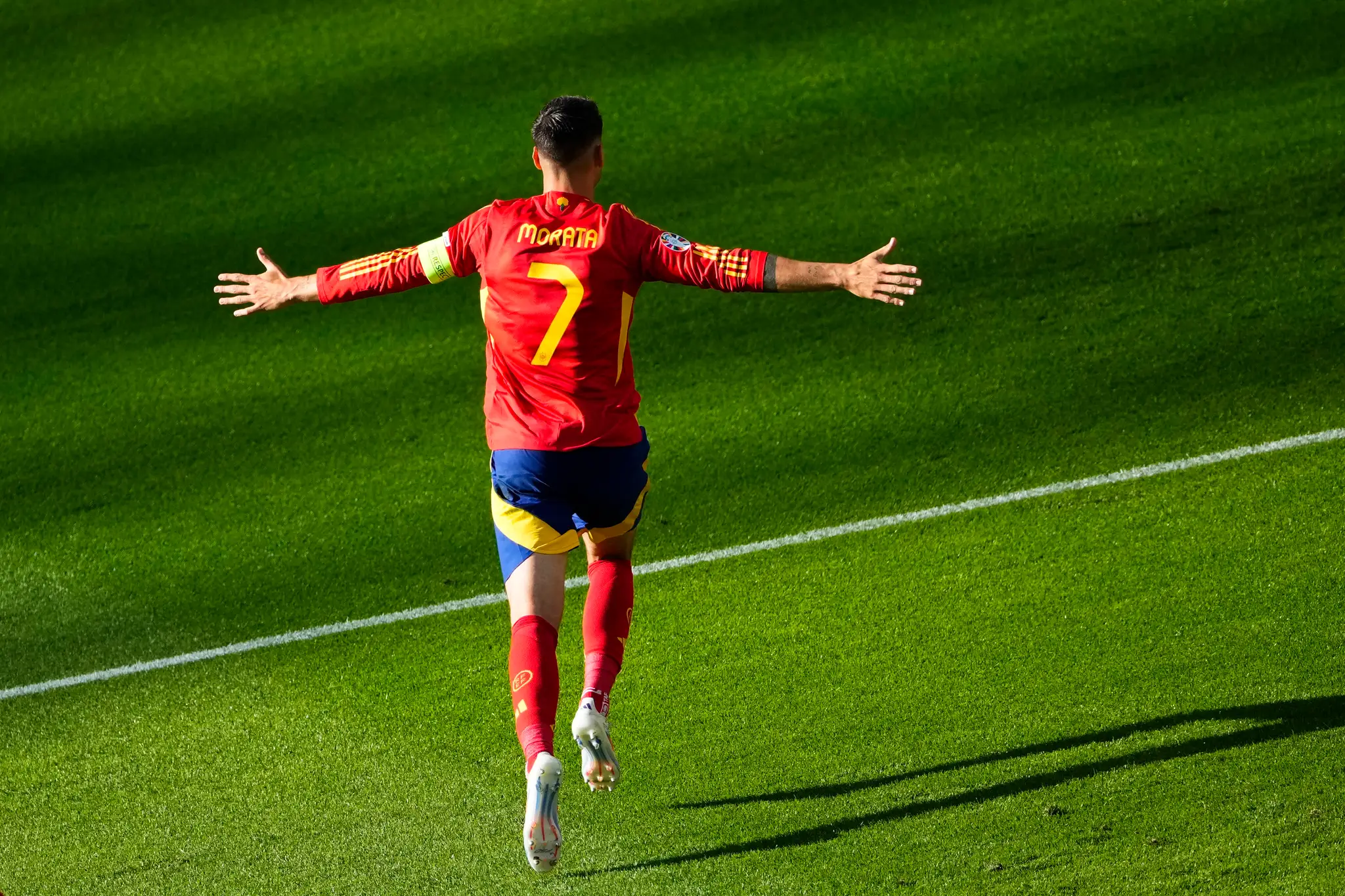 Na snímke španielsky útočník Alvaro Morata oslavuje úvodný gól.