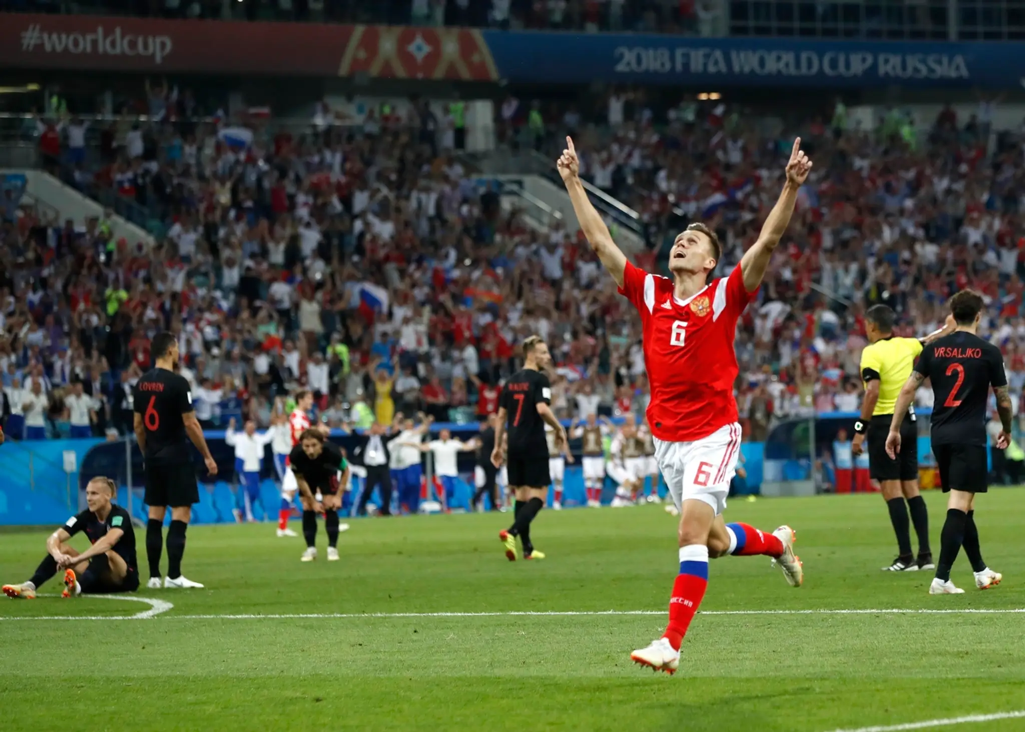 Rus Denis Čeryšev jasá po svojom góle vo štvrťfinále MS 2018 proti Chorvátsku.