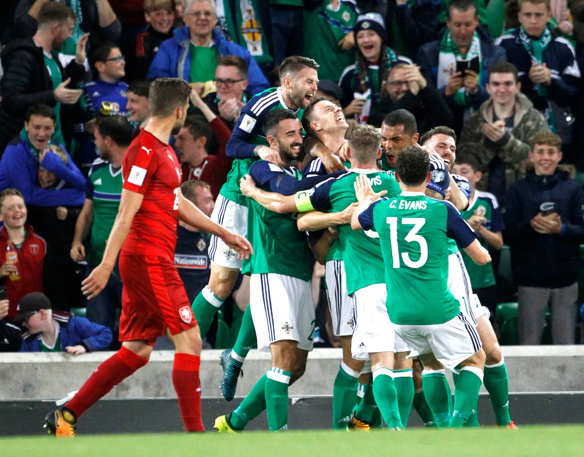 Jasajúci futbalisti Severného Írska po góle proti Česku v kvalifikácii MS.