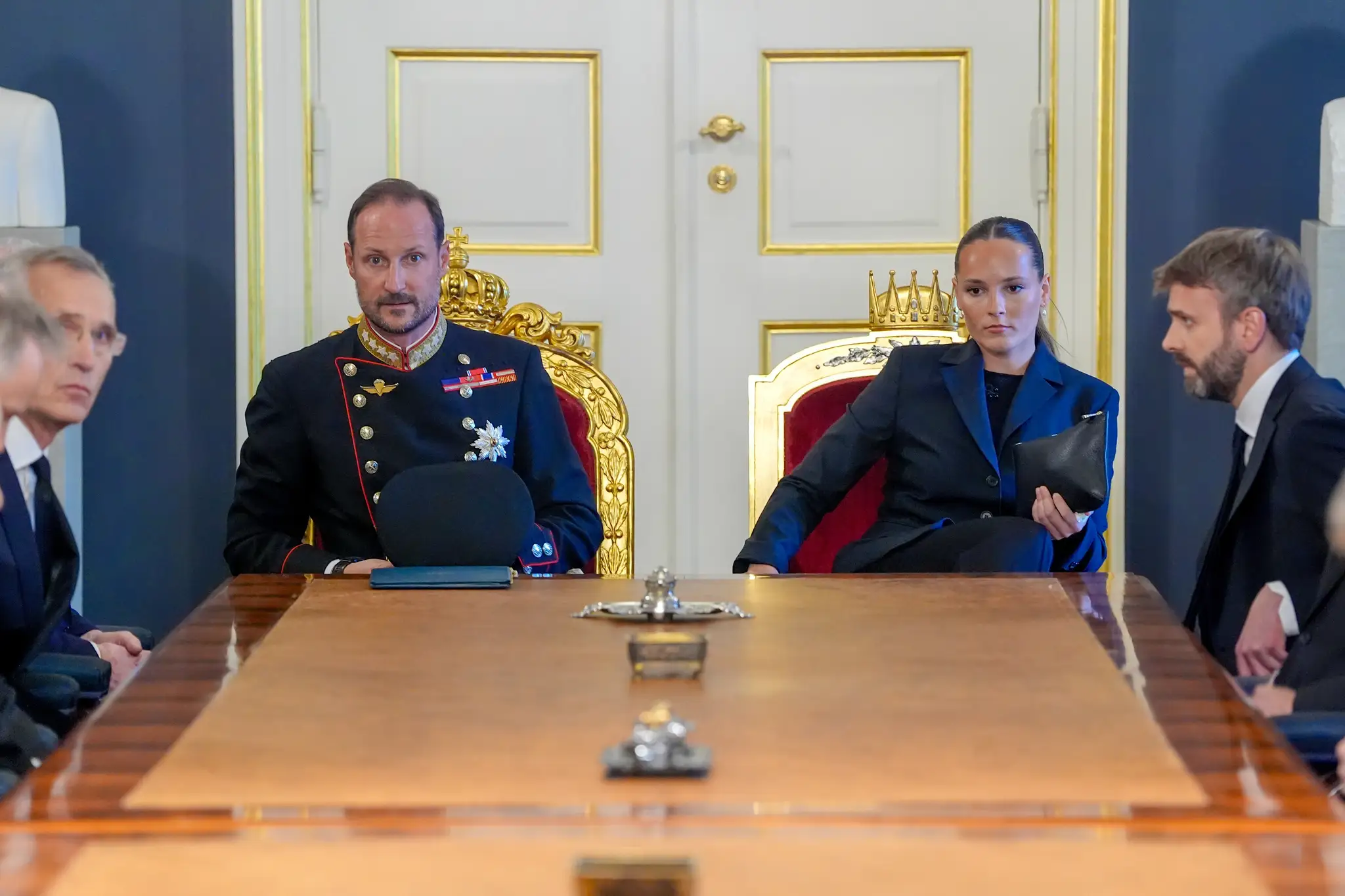 Nový nórsky kráľ Haakon VIII. (uprostred vľavo) a jeho dcéra, nórska korunná princezná Ingrid Alexandra (uprostred vpravo) počas mimoriadneho zasadnutia vlády.