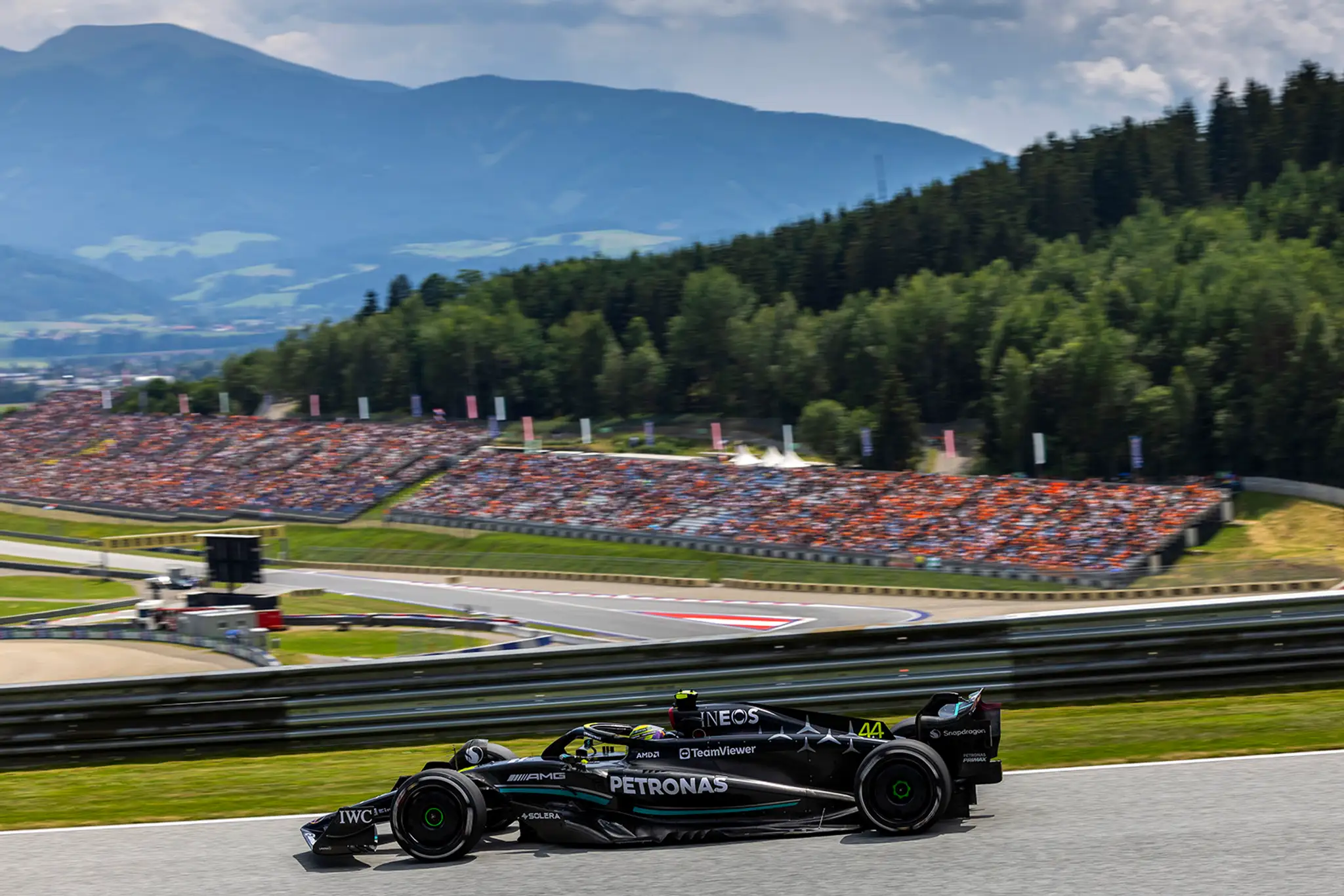 Lewis Hamilton na okruhu v Rakúsku.