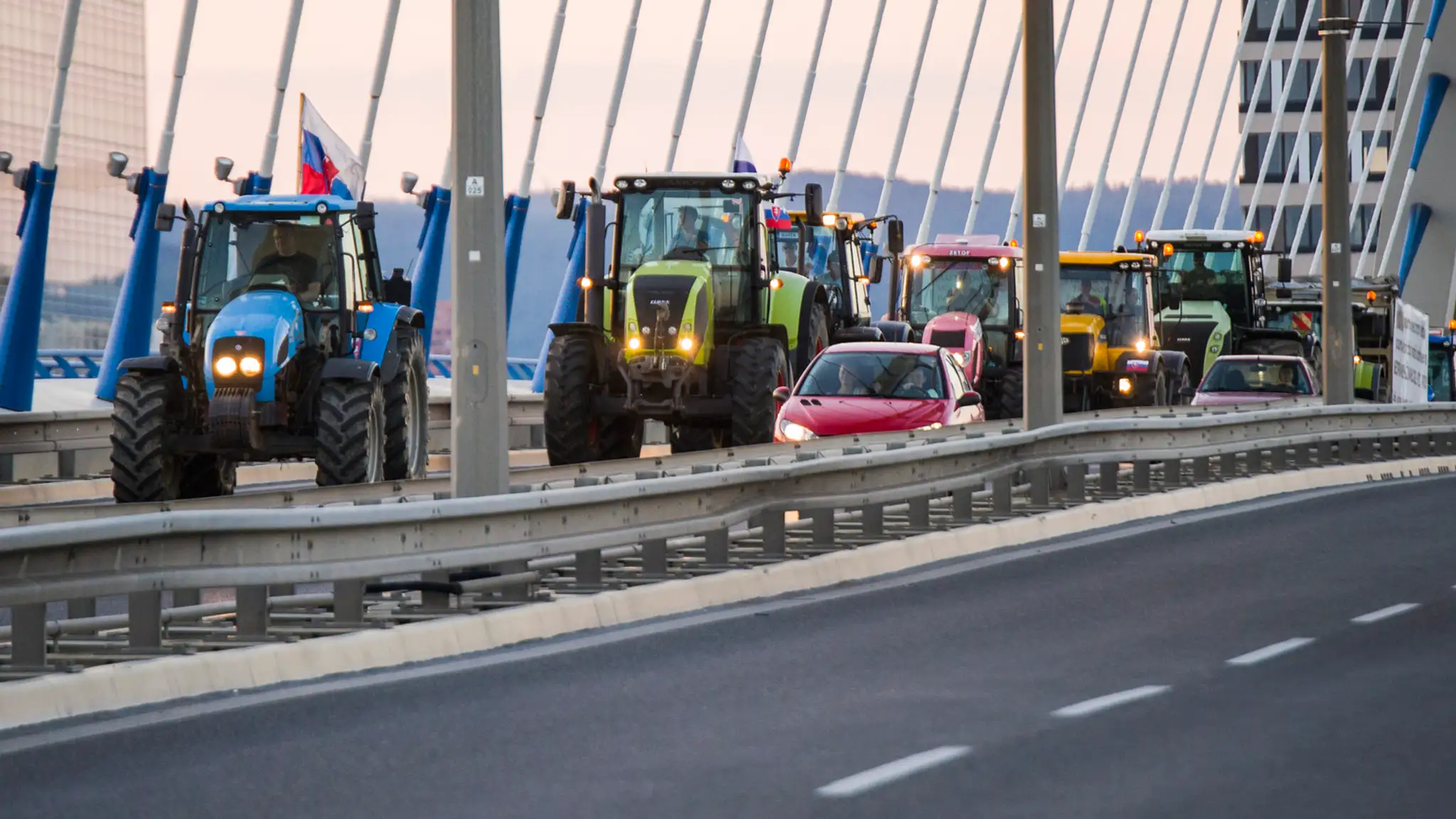 Protestná jazda farmárov z Michaloviec do Bratislavy za lepšie podmienky v poľnohospodárstve.