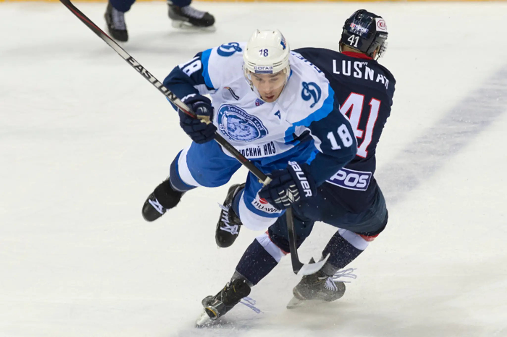 Vľavo Jonathan Chechoo (Minsk) a Patrik Lušňák (Slovan) v zápase hokejovej KHL.