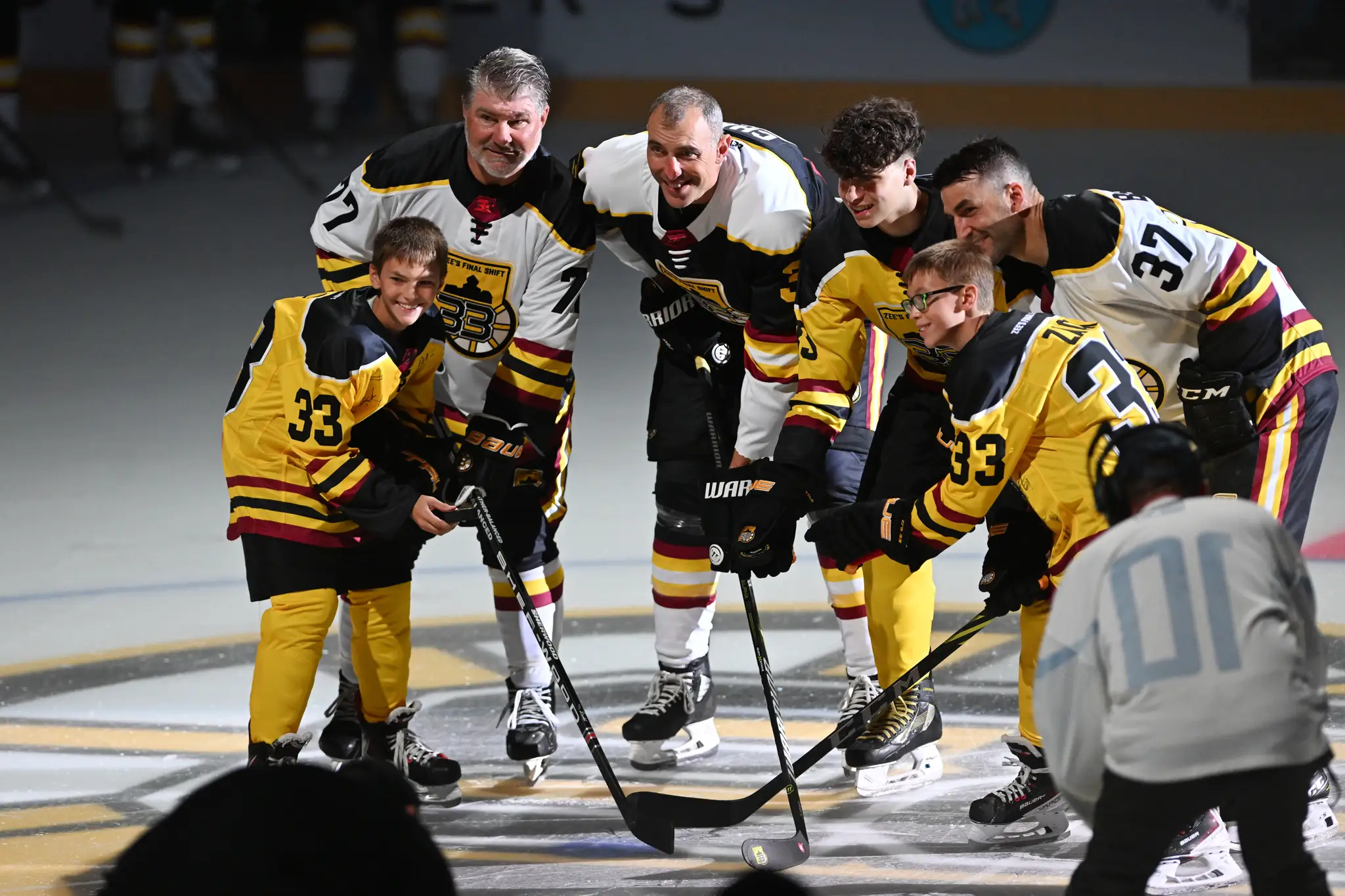 Zľava Ray Bourque, Zdeno Chára a Patrice Bergeron počas rozlúčkového zápasu ZEE'S FINAL SHIFT.