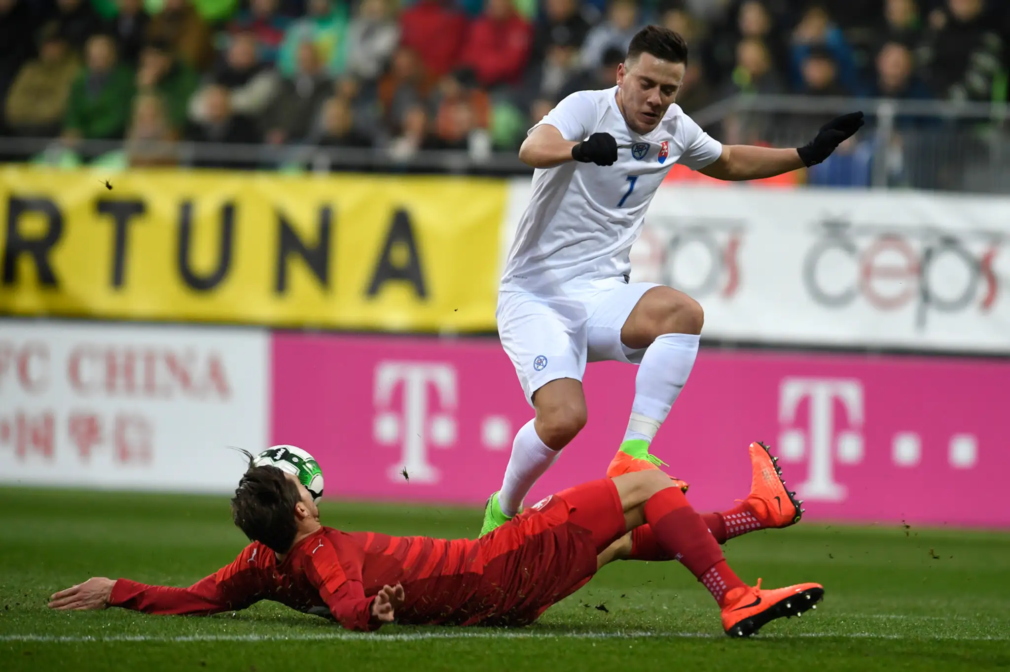 Jaroslav Mihalík (vpravo) a Čech Stefan Simič v prípravnom zápase hráčov do 21 rokov Česko - Slovensko.