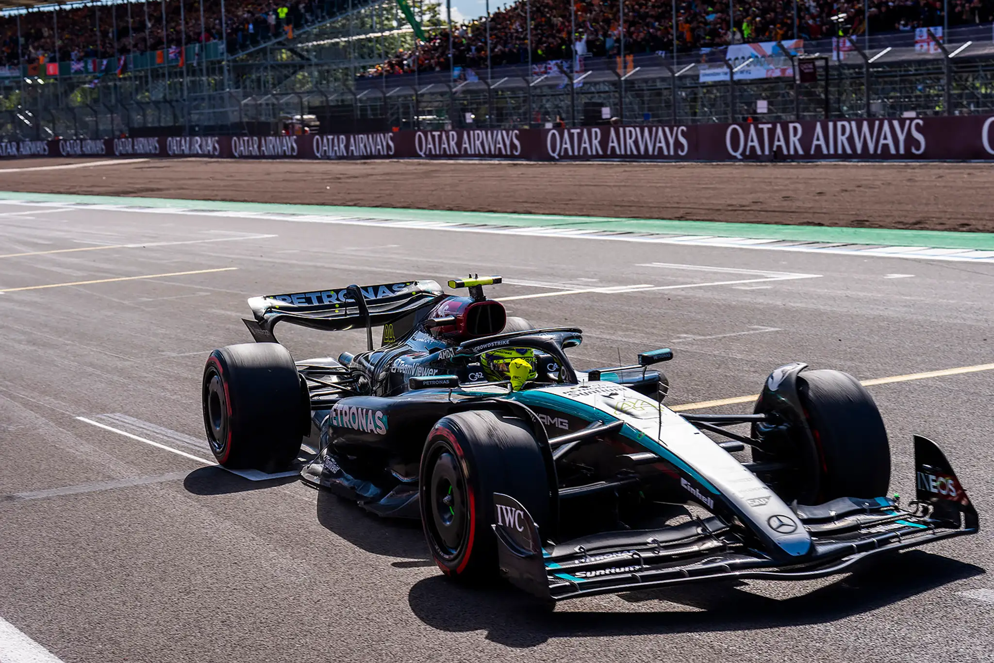 Lewis Hamilton z Mercedesu na trati domácej veľkej ceny.