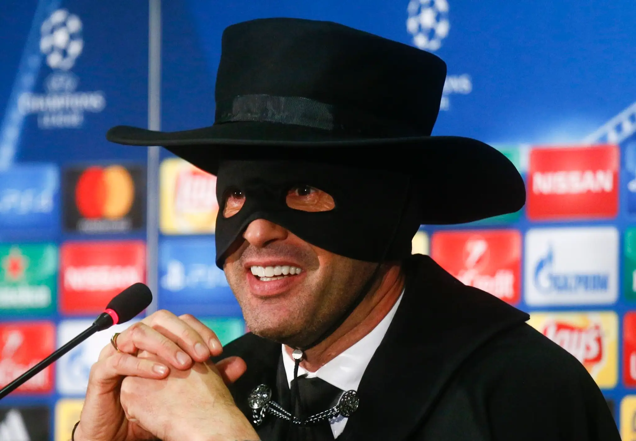 Paulo Fonseca oblečený ako Zorro.