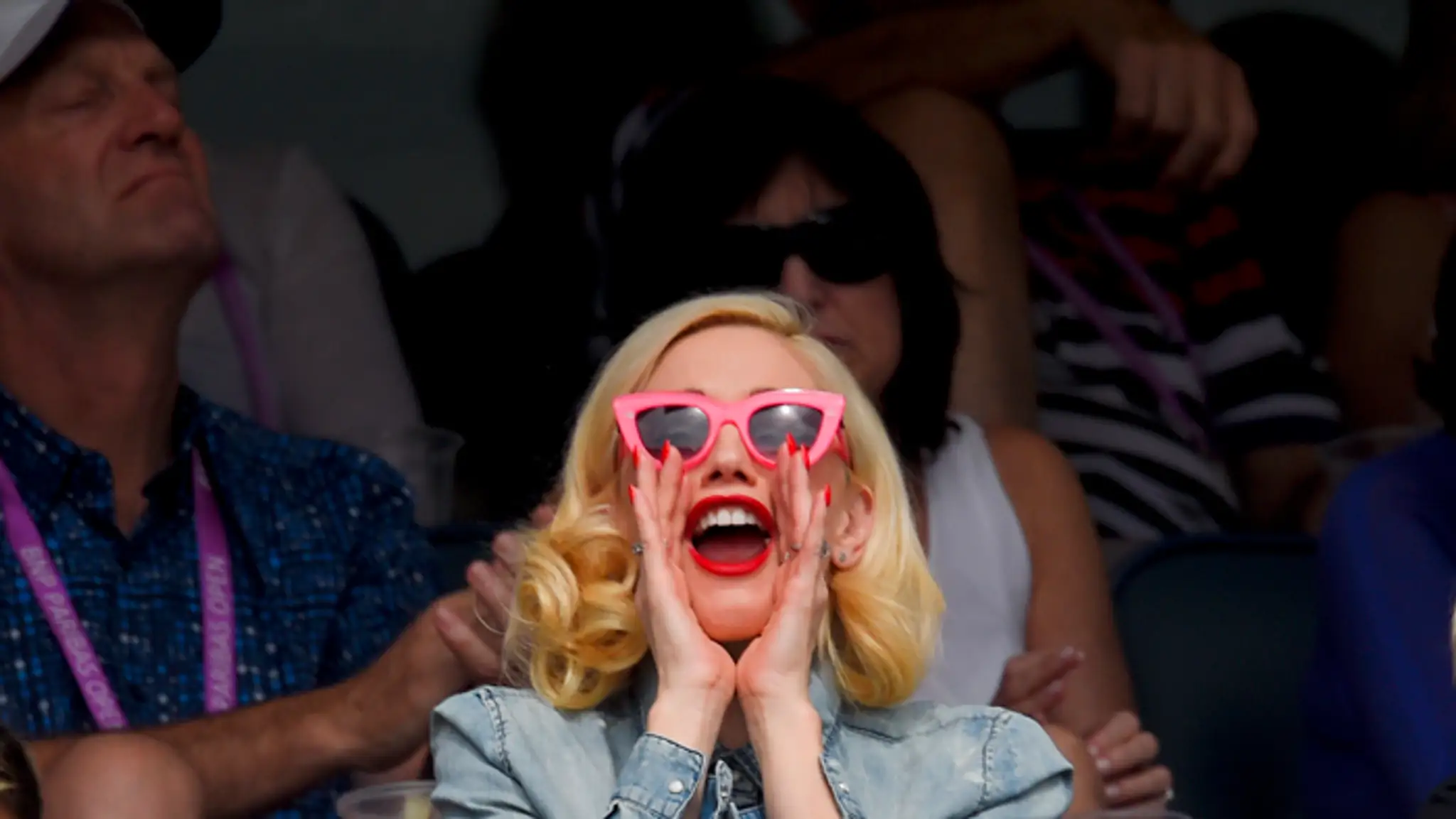 Speváčka Gwen Stefani povzbudzuje na tenisovom turnaji. (22. marca 2015)