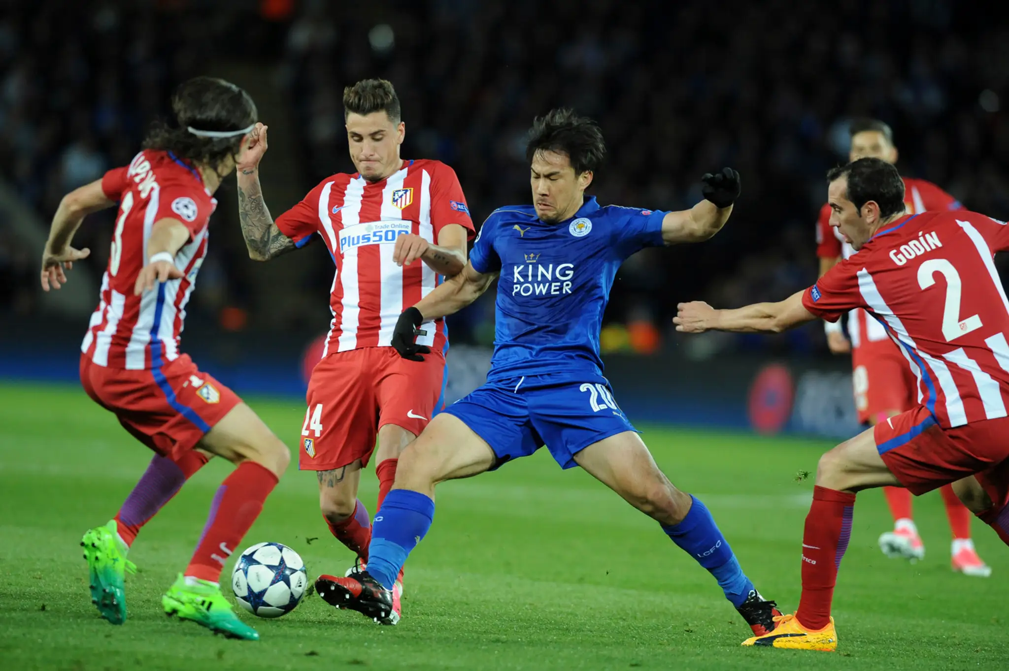 Šindži Okazaki (v modrom) z Leicestru bojuje o loptu v odvete štvrťfinále LM proti Atléticu s Filipe Luísom (vľavo) a José Gimén