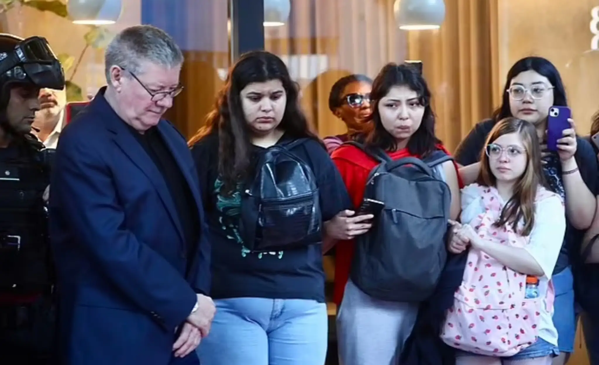 Geoff Payne smútiaci s fanúšikmi