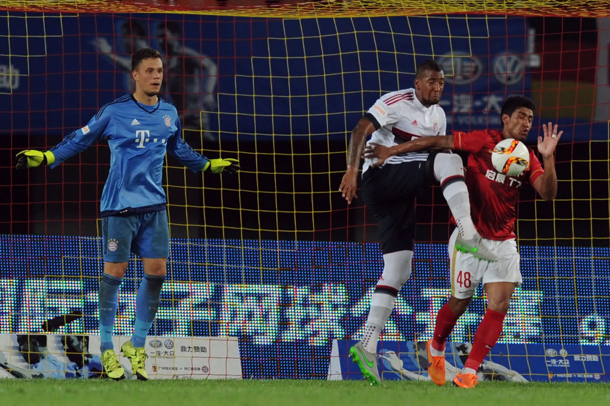 Na snímke vpravo hráč Evergrande Paulinho - archívna snímka