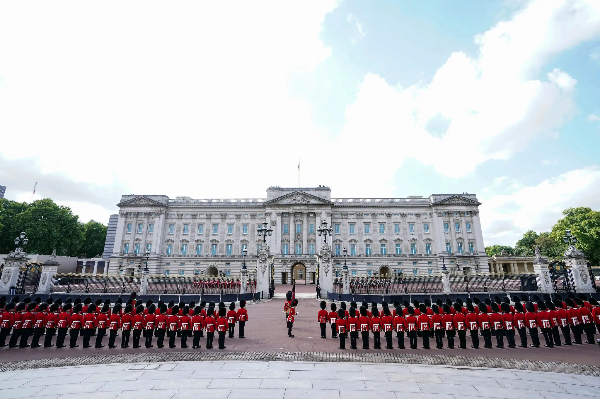 Príslušníci vojenského pluku Coldstream Guards stoja pred Buckinghamským palácom pred slávnostnou procesiou s prevozom rakvy zosnulej britskej kráľovnej Alžbety ll.