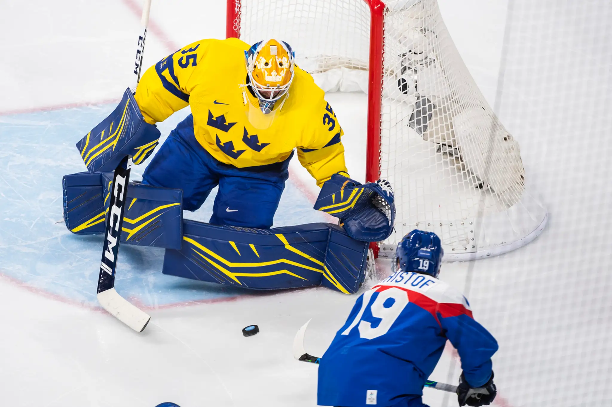 Zľava brankár Švédska Magnus Hellberg a Michal Krištof v zápase ZOH 2022.