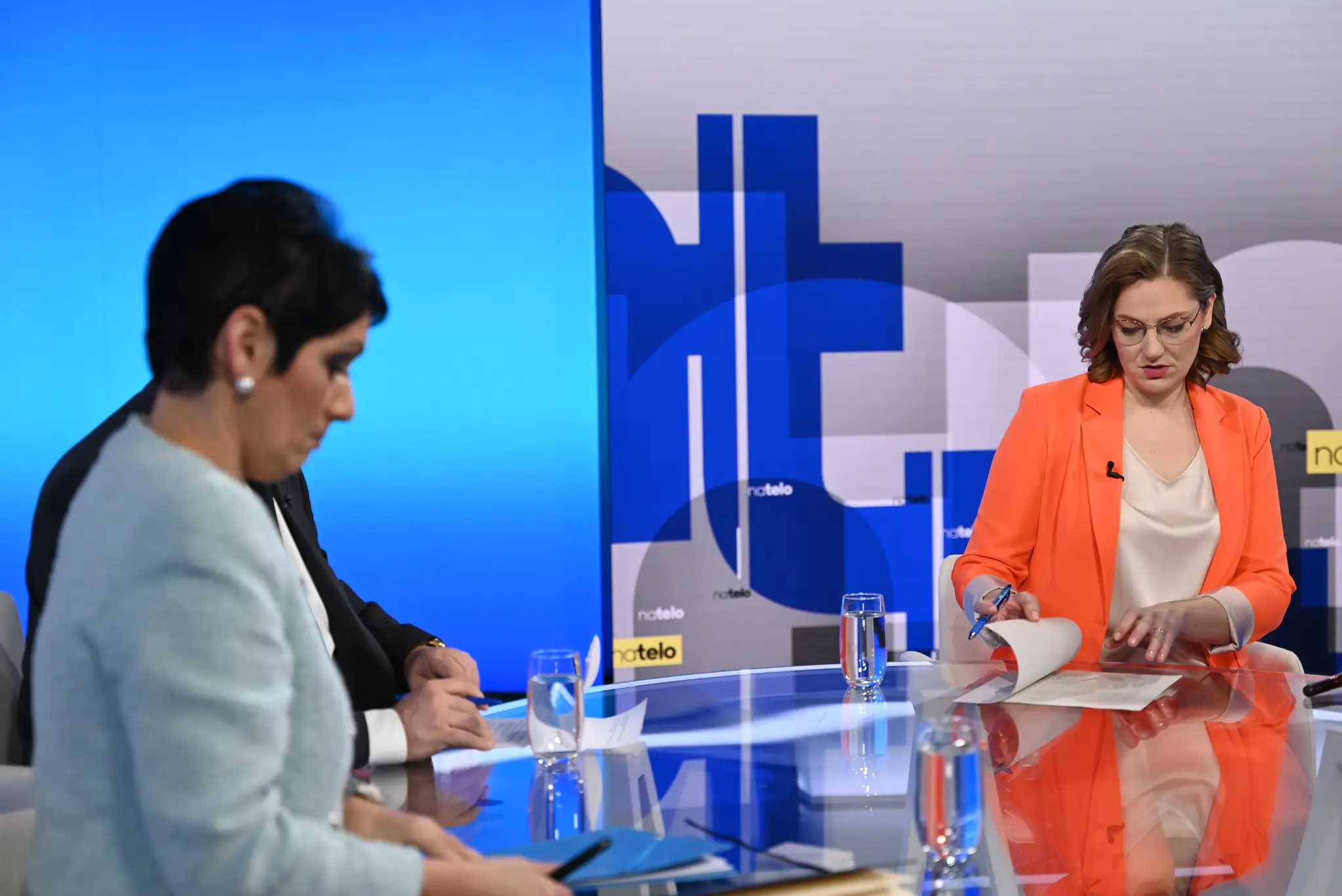 Moderátorka Karolína Lacová privítala v relácii Na telo Romana Michelka z SNS a Irenu Bihariovú z PS