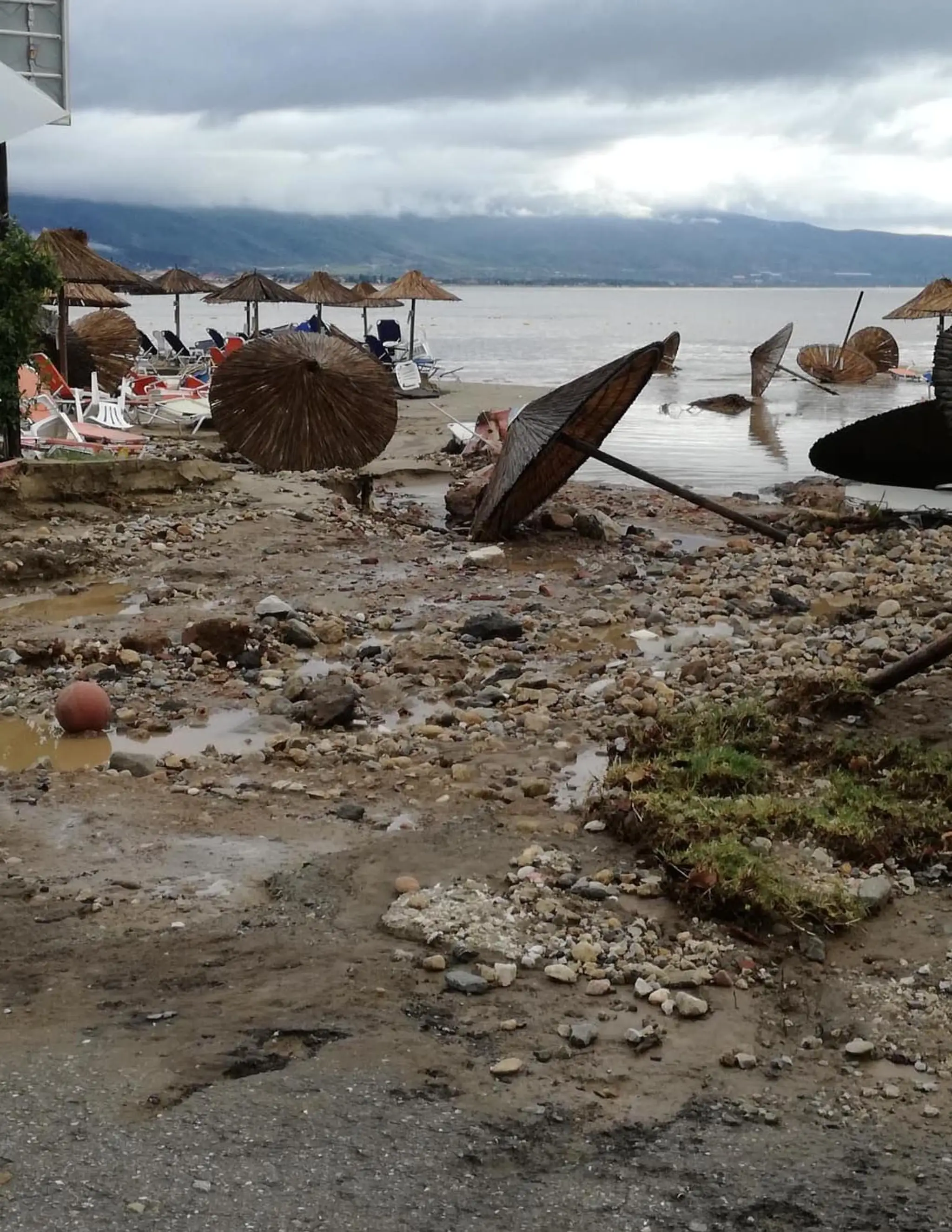 Zničená pláž na Chalkidiki.