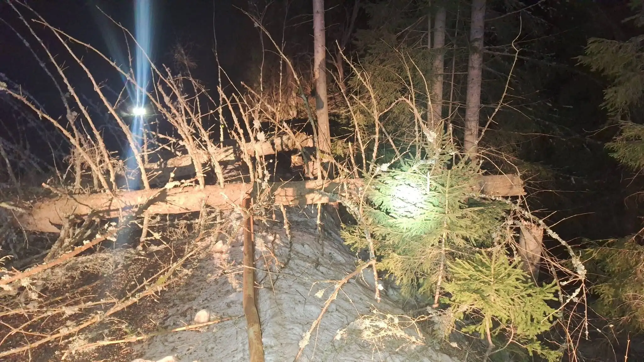 Odstraňovanie následkov silného vetra pri Liptovskej Tepličke.