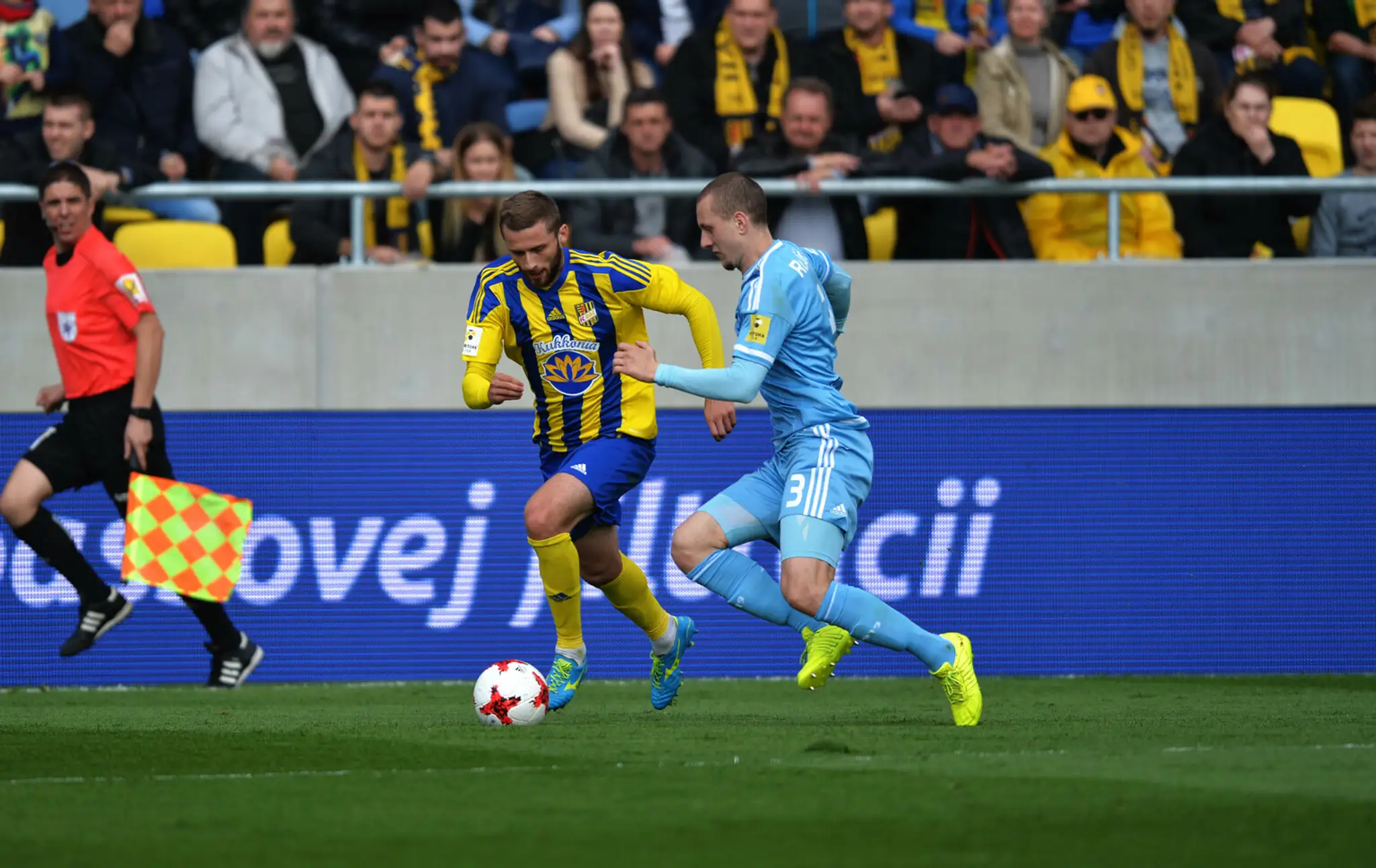 Na snímke futbalista Dunajskej Stredy Pavol Šafranko (vľavo) a hráč Slovana Milan Rundič bojujú o loptu.