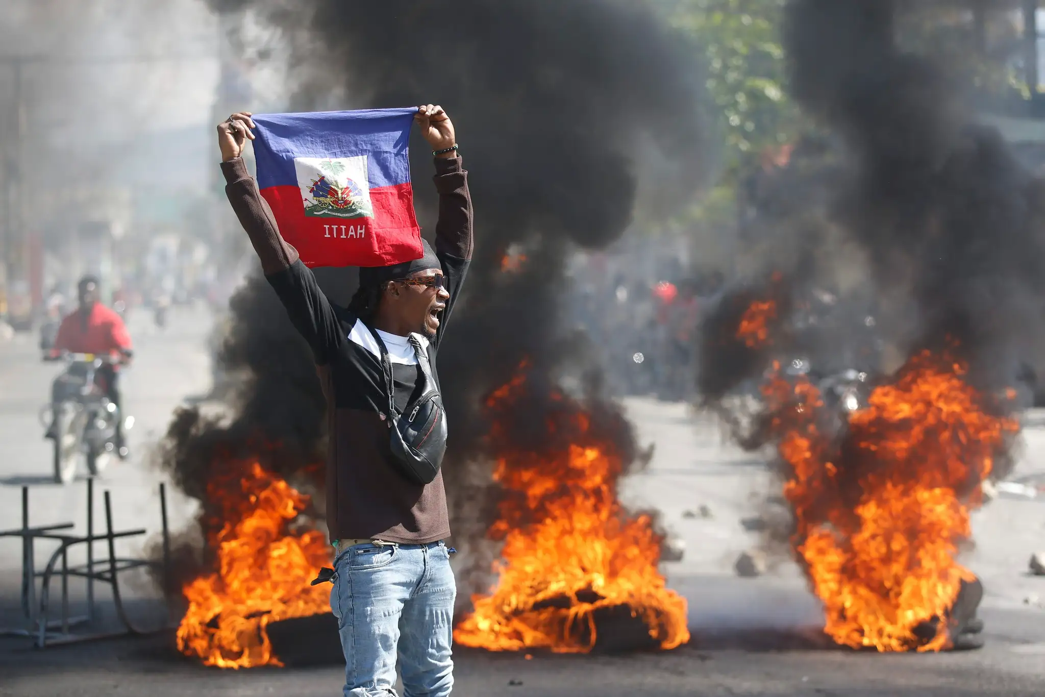 Vláda na Haiti vyhlásila v nedeľu výnimočný stav a nočný zákaz vychádzania v snahe upokojiť vlnu násilia.