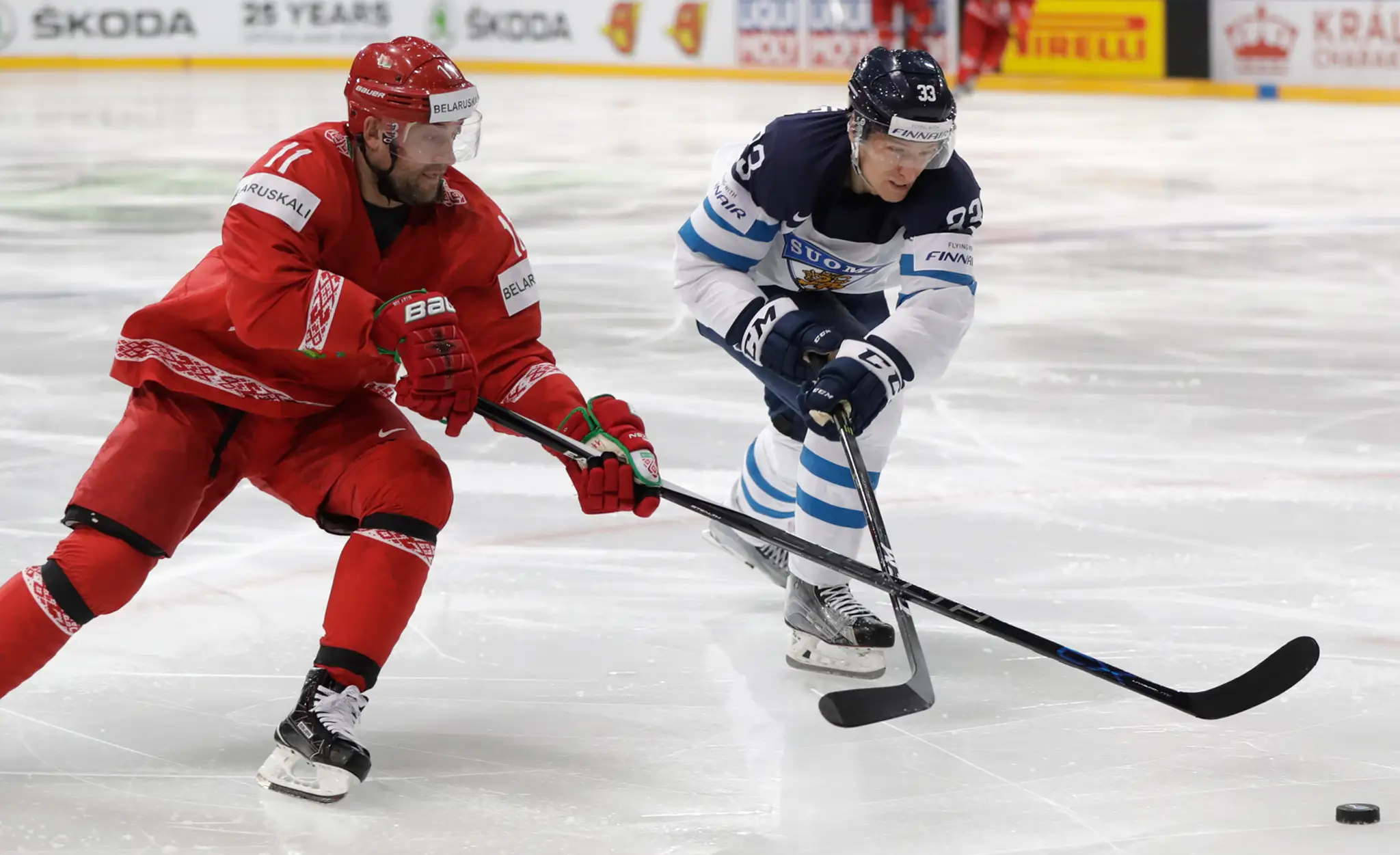 Alexander Kulakov (vľavo) z Bieloruska atakuje Fína Markusa Hannikainena v dueli MS 2017.