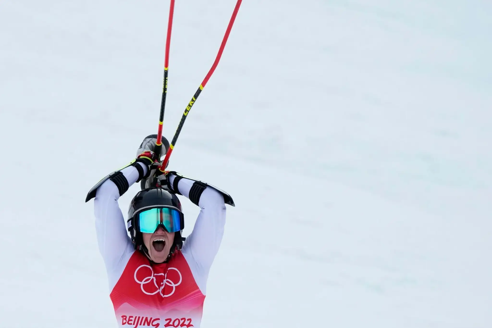 Švédka Sara Hectorová oslavuje zlato v obrovskom slalome na ZOH 2022.