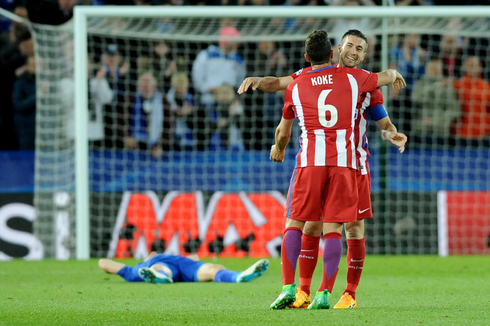 Koke (naľavo) sa teší so spoluhráčom z Atlética Gabim z gólu v odvete štvrťfinále LM proti Leicestru.