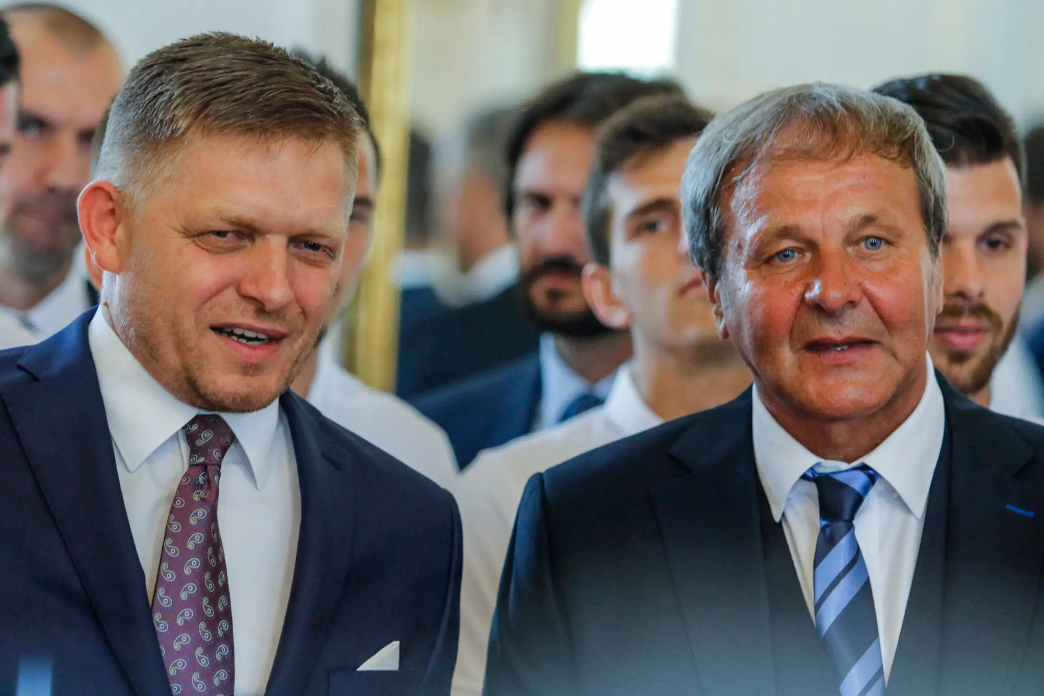 Predseda vlády SR Robert Fico (vľavo) a tréner reprezentácie Ján Kozák.