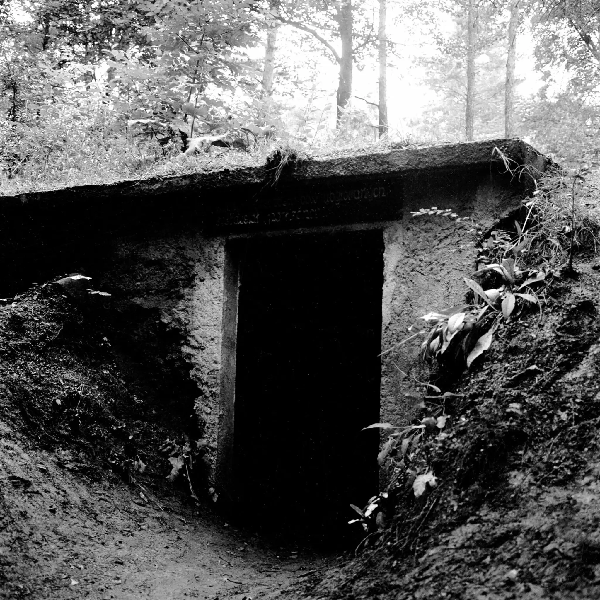 Na archívnej snímke z 18. augusta 1959 vchod do jedného z najväčších bunkrov na Jankovom vŕšku