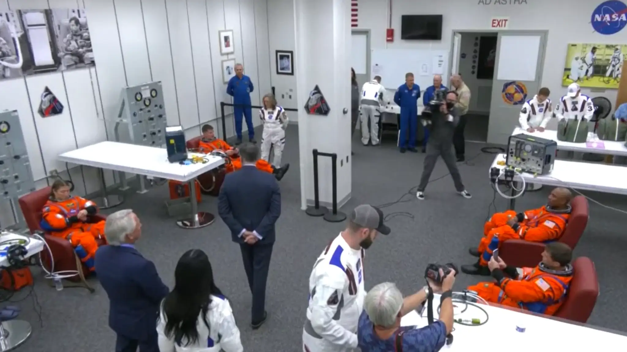 Astronauti sú už v skafandroch