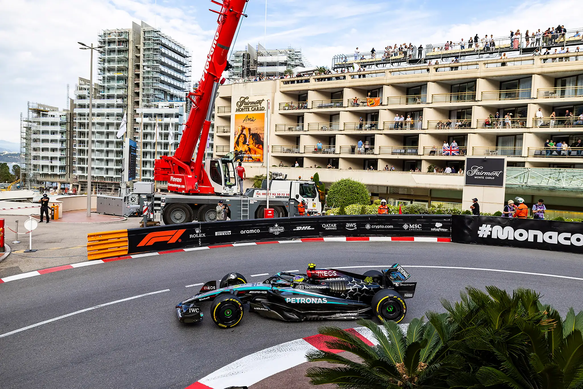 Lewis Hamilton na trati v Monaku.