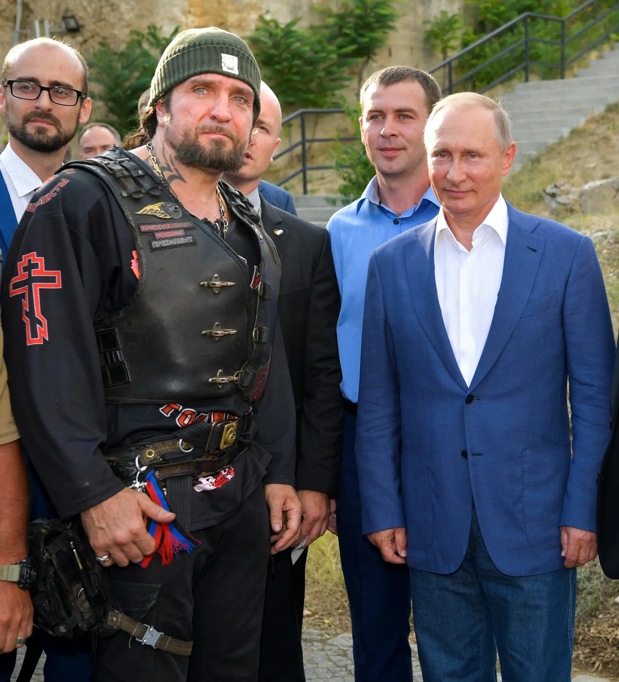Ruský prezident Vladimír Putin (vpravo) s vodcom motorkárskej skupiny Noční vlci Alexandrom Zaldostanovom