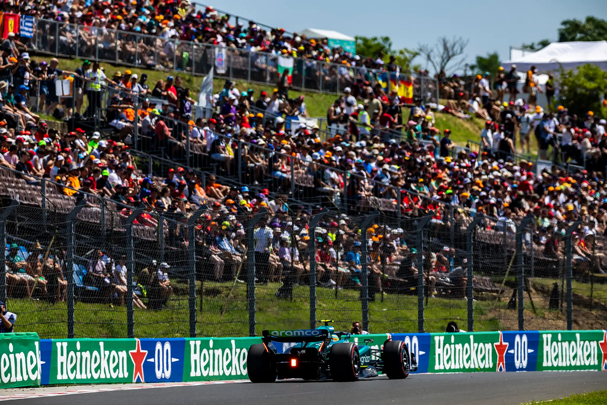 Fernando Alonso na trati v Maďarsku.