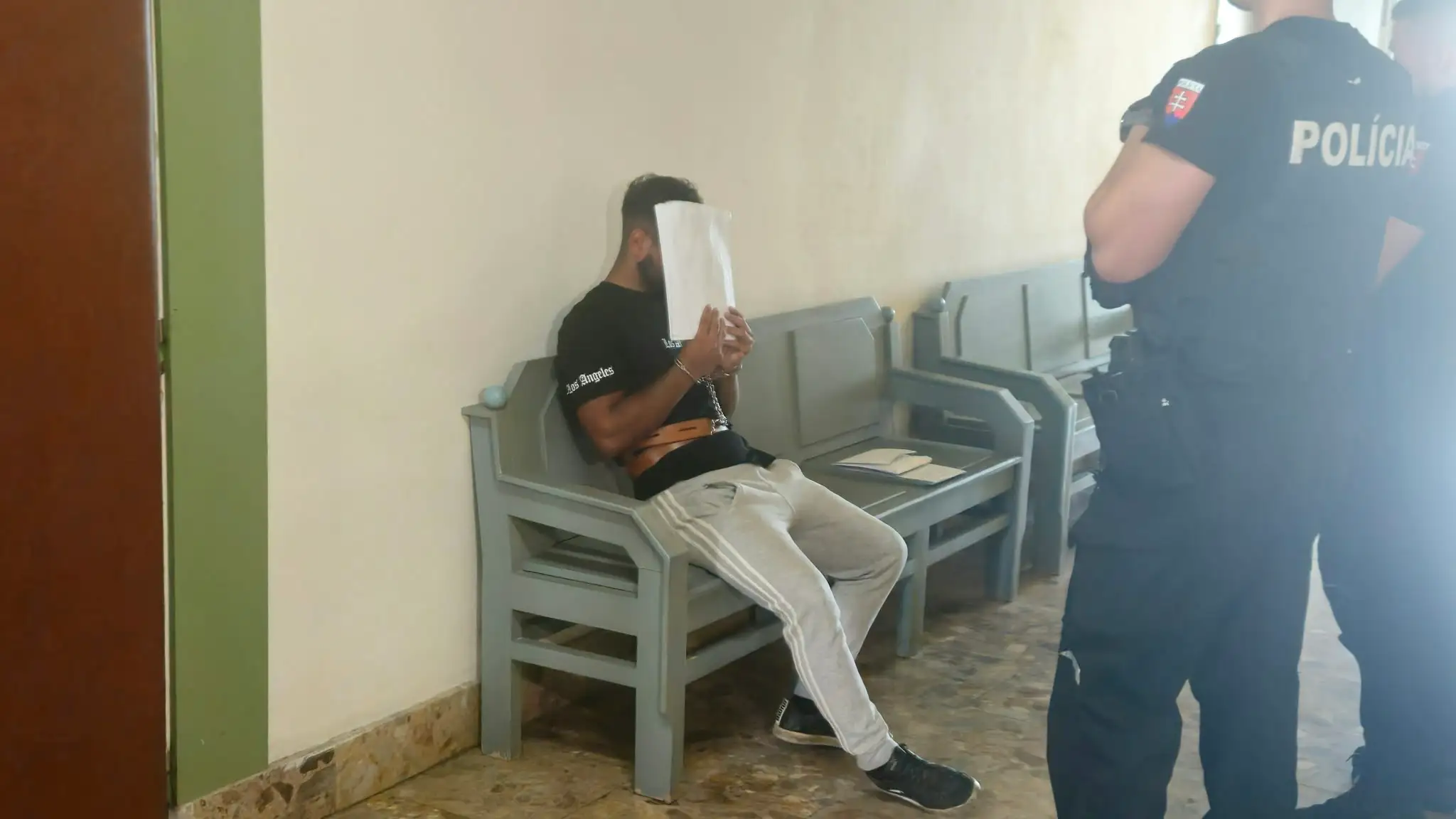 Mladíka obvineného z vraždy 17-ročnej Michaely priviedli pred súd