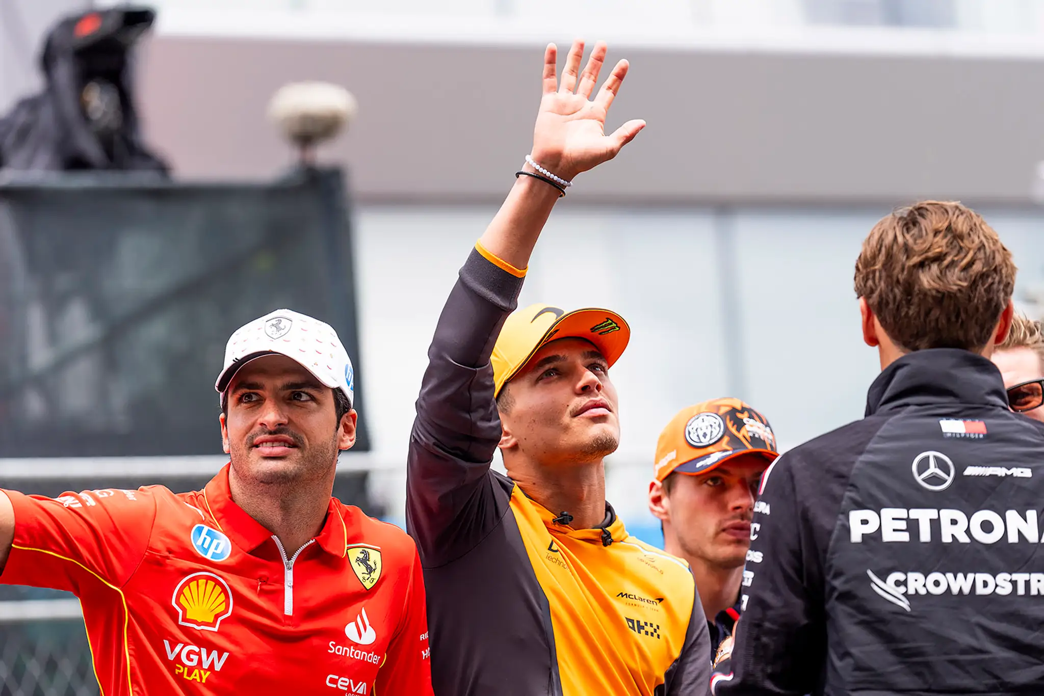 Lando Norris z McLarenu zdraví fanúšikov po VC Španielska.