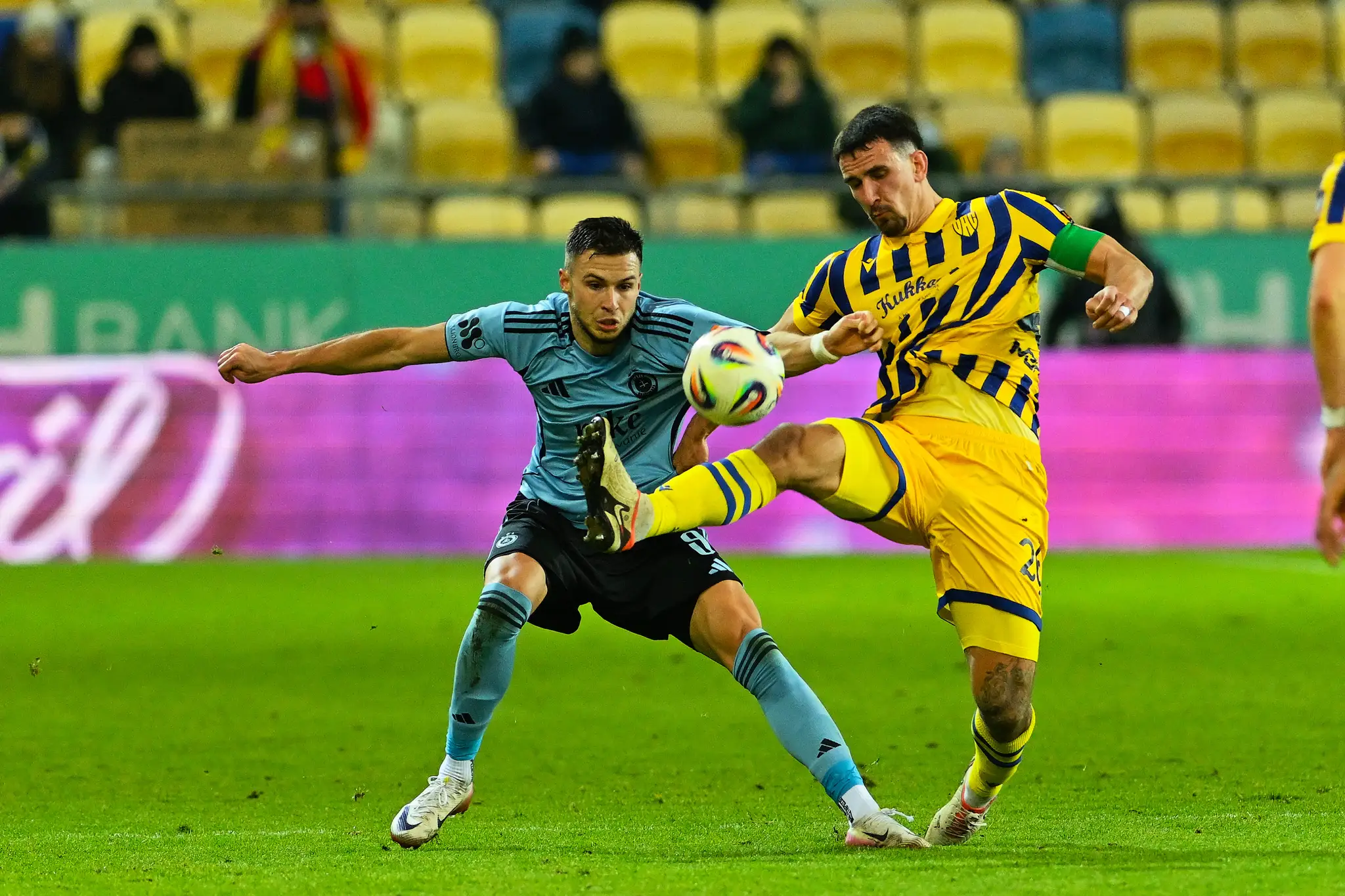 Futbalista DAC-u Filip Blažek (vpravo) a hráč Slovana Mykola Kucharevič (vľavo) bojujú o loptu v 19. kole Niké ligy.