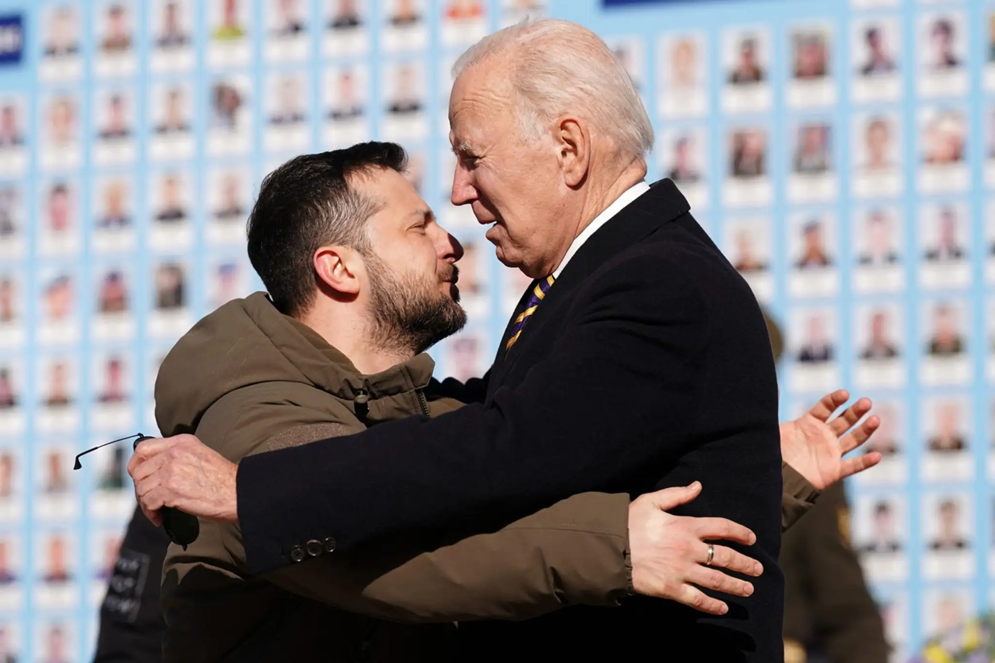 Volodymyr Zelenskyj a Joe Biden v objatí pred pamätníkom obetiam vojny na Ukrajine