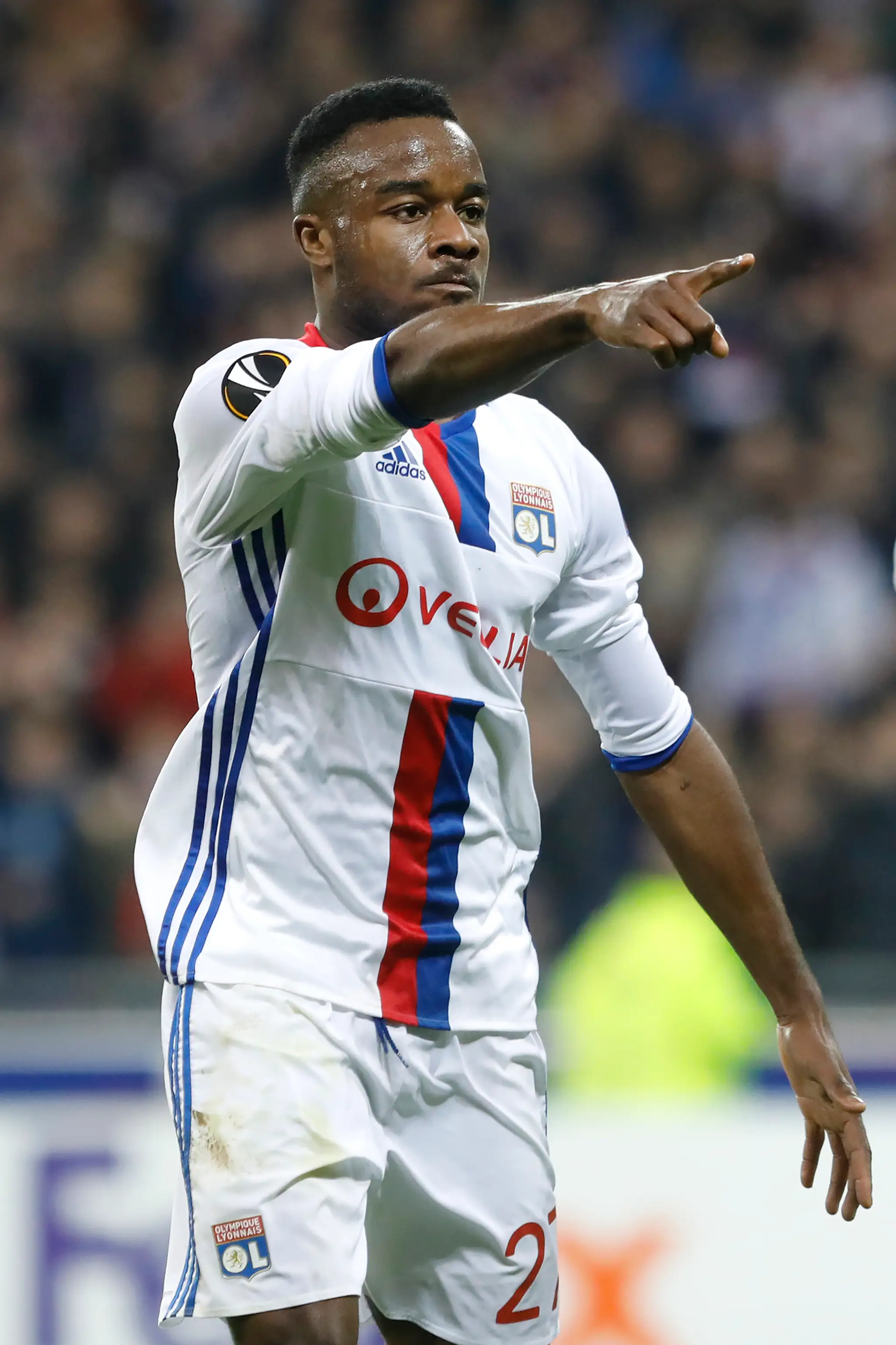 Maxwel Cornet z Lyonu oslavuje gól v sieti Alkmaaru v šestnásťfinále EL.