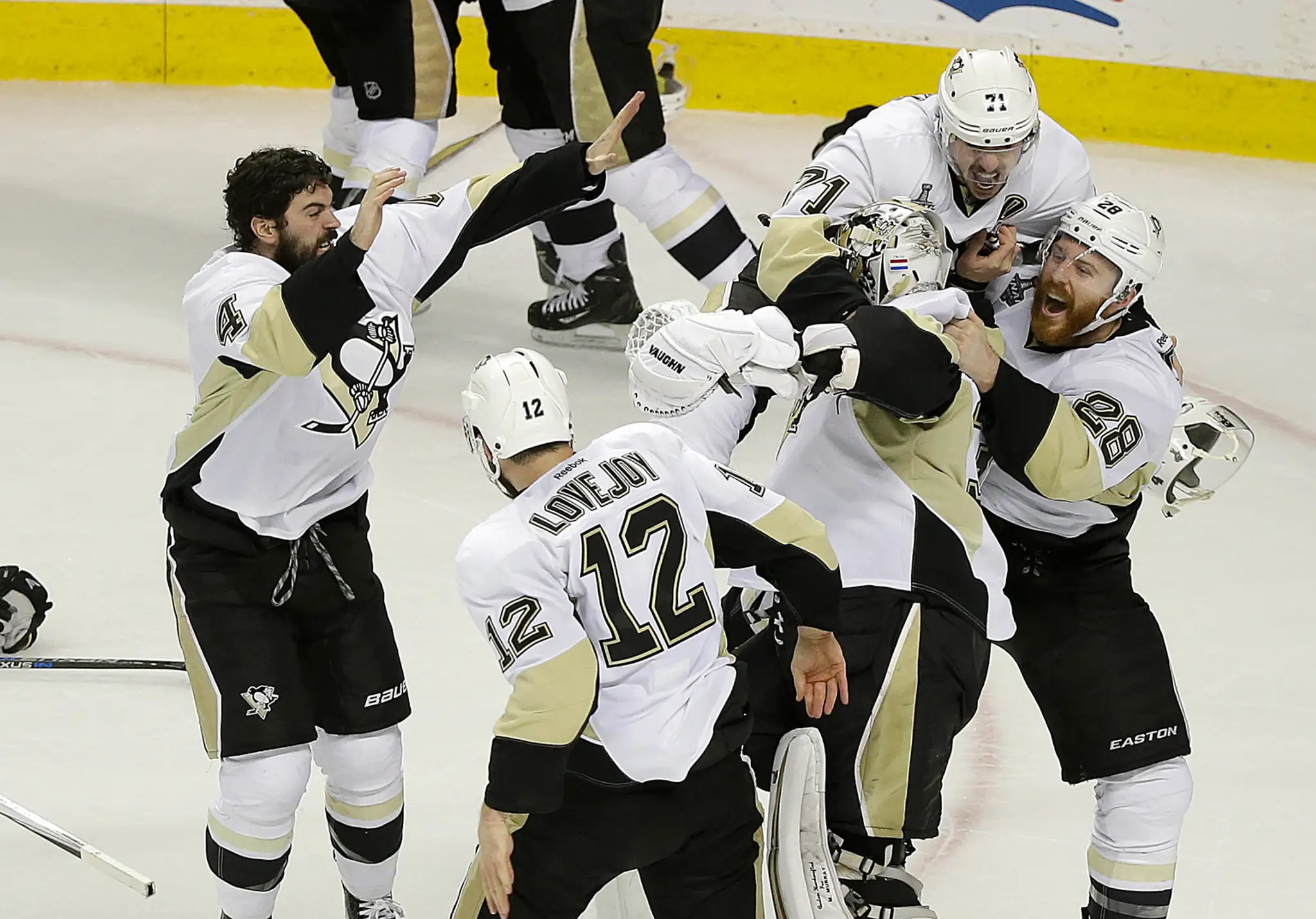 Obrovská radosť hráčov Penguins po finálovom triumfe nad San José Sharks.