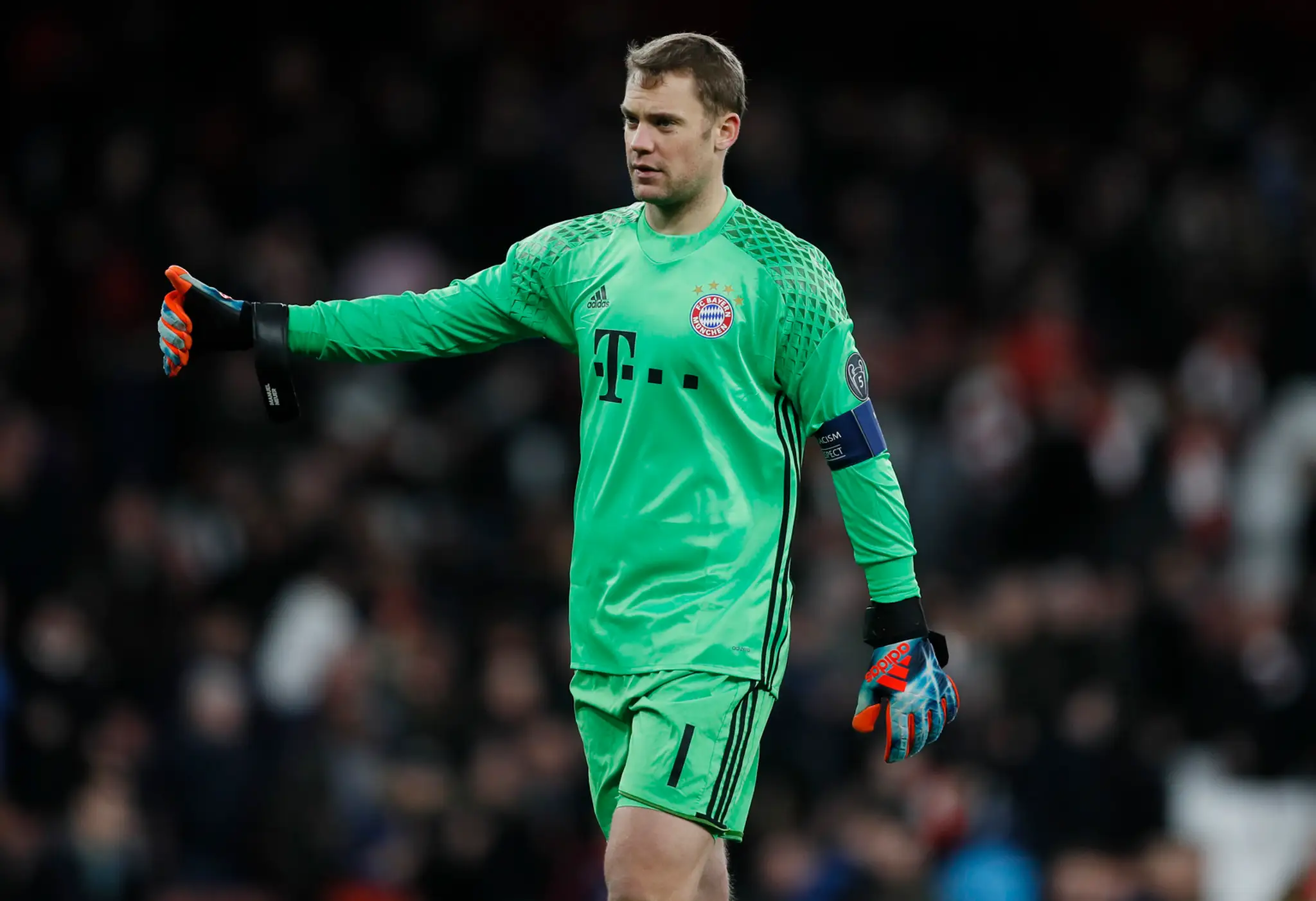 Brankár Bayernu Manuel Neuer sa teší z postupu do štvrťfinále LM proti Arsenalu.