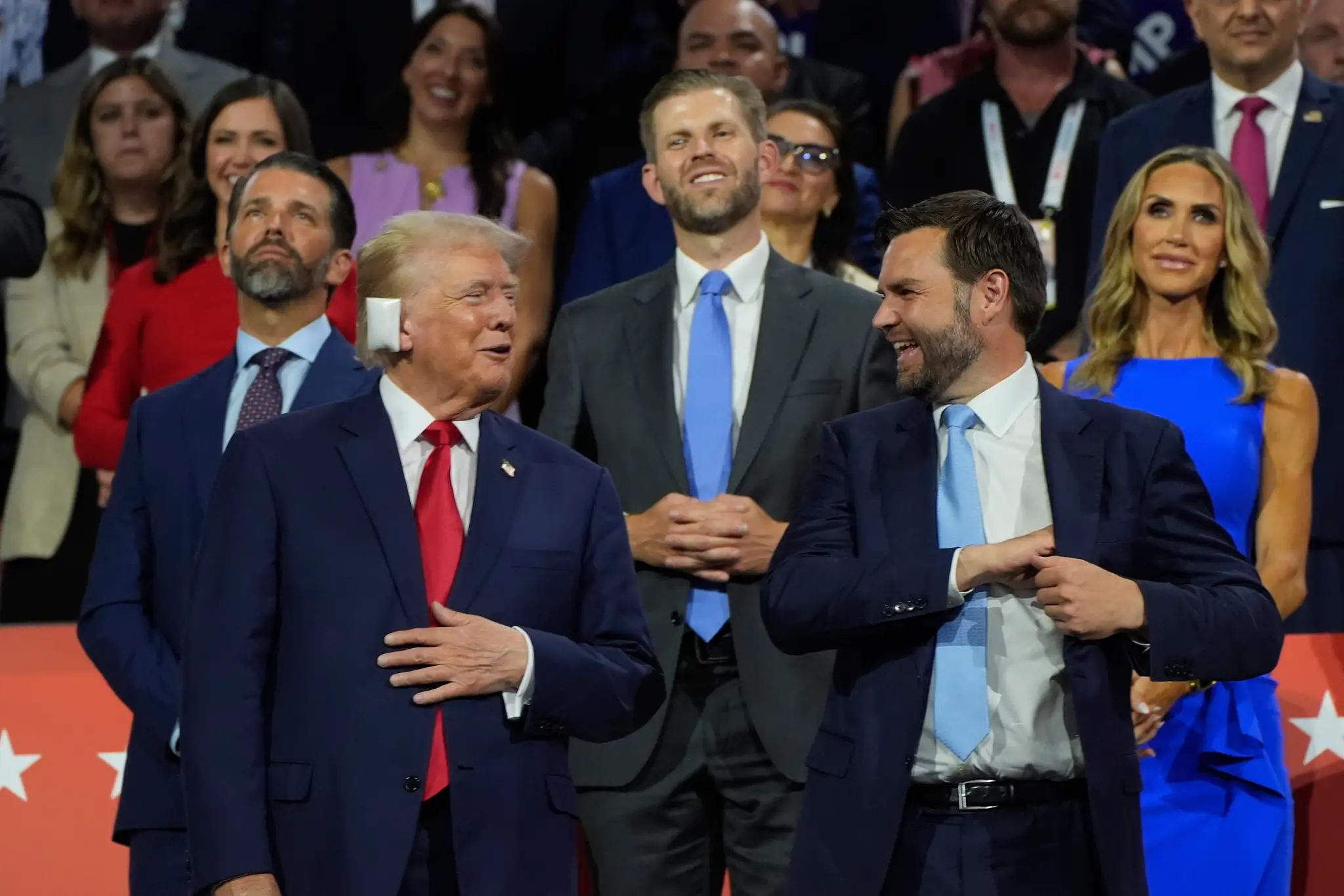 Donald Trump prišiel na zjazd republikánov s obviazaným uchom.