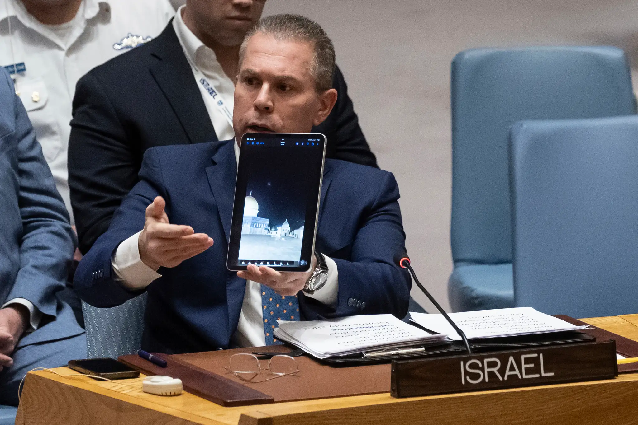 Izraelský veľvyslanec pri OSN Gilan Erdan ukazuje video, na ktorom iránske rakety letia nad al-Aksá v Jeruzaleme počas mimoriadneho zasadnutia Bezpečnostnej rady (BR) OSN v New Yorku.