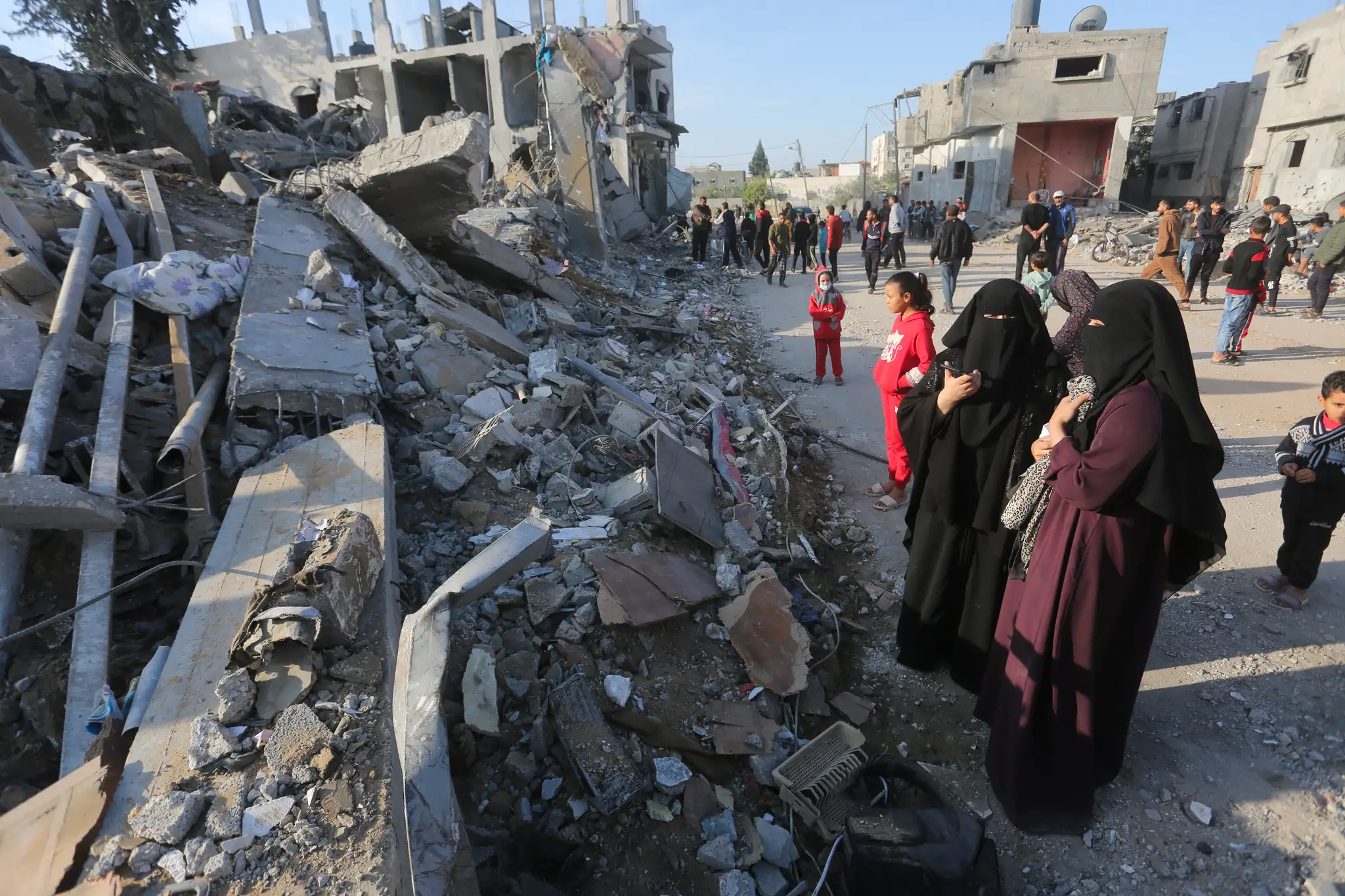 Palestínčania sa pozerajú na škody po izraelskom leteckom útoku v meste Rafah.