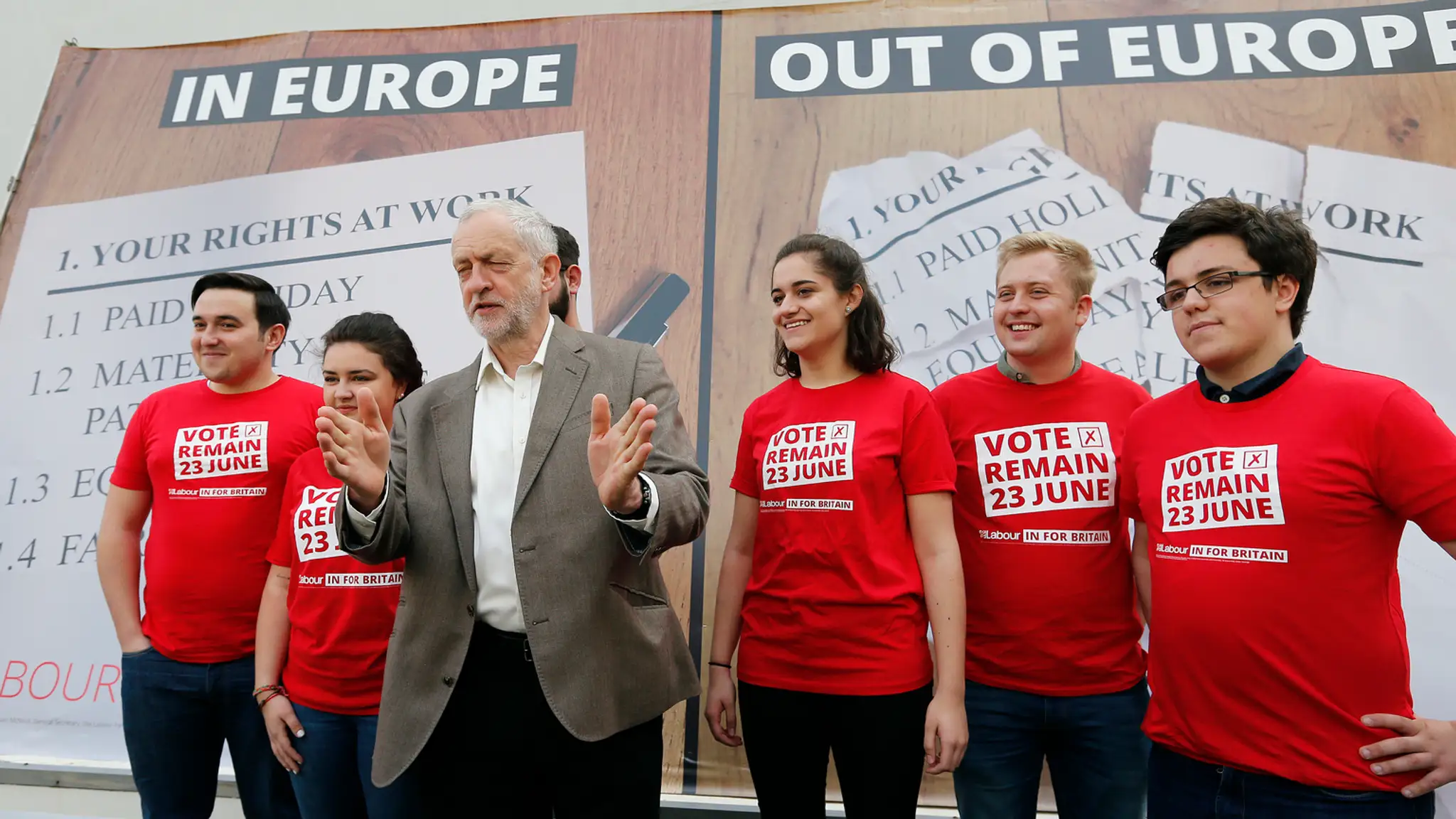 Líder strany Labour Party Jeremy Corbyn (vpredu) rozpráva s účastníkmi kampane.