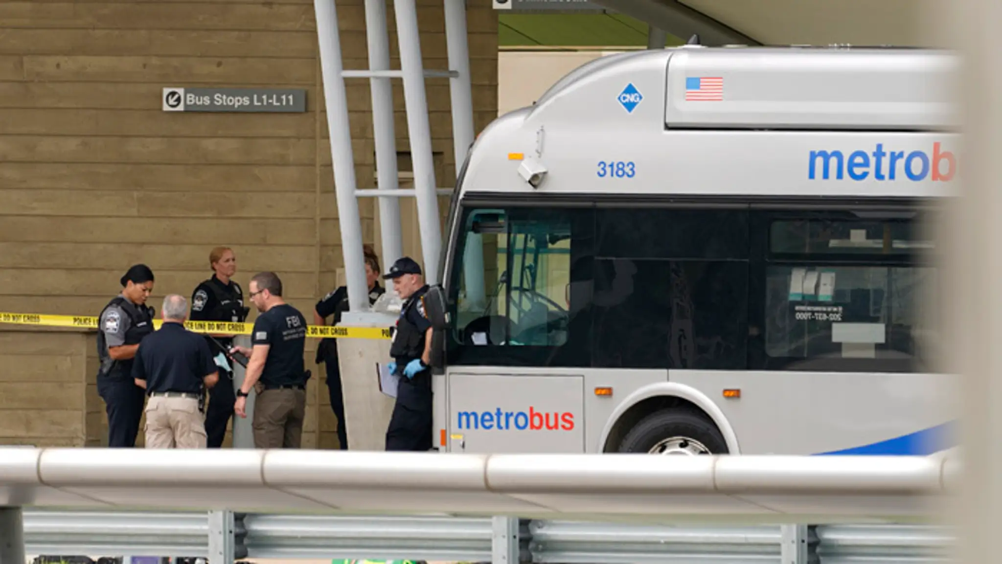 Autobus pred zástavkou metra po streľbe pred Pentagonom.