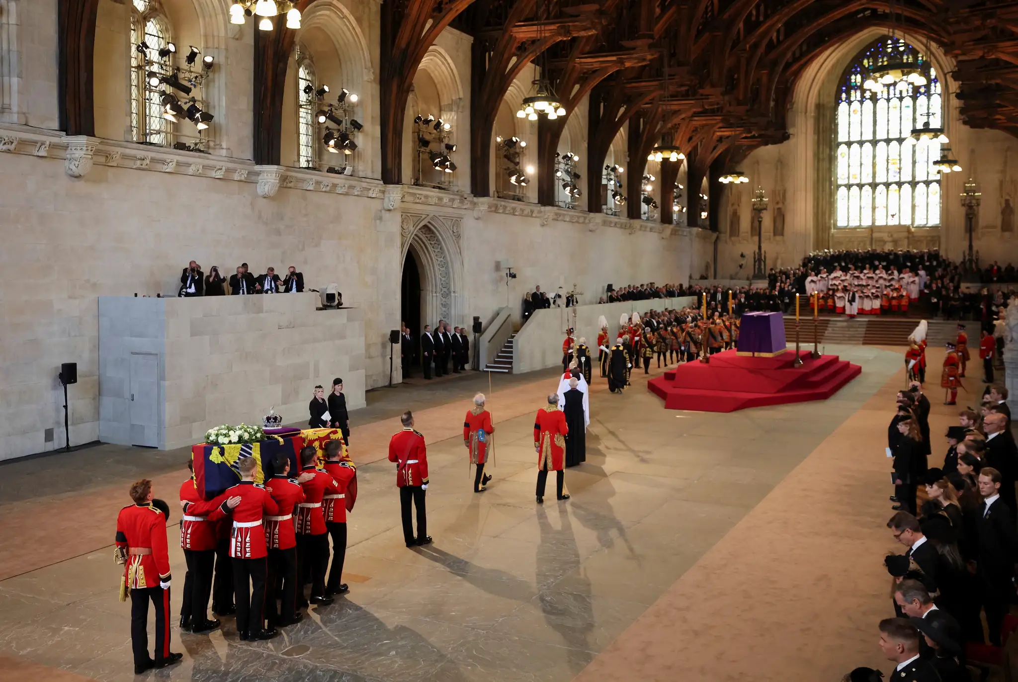 Rakva kráľovnej Alžbety II. dorazila do Westminsterského paláca