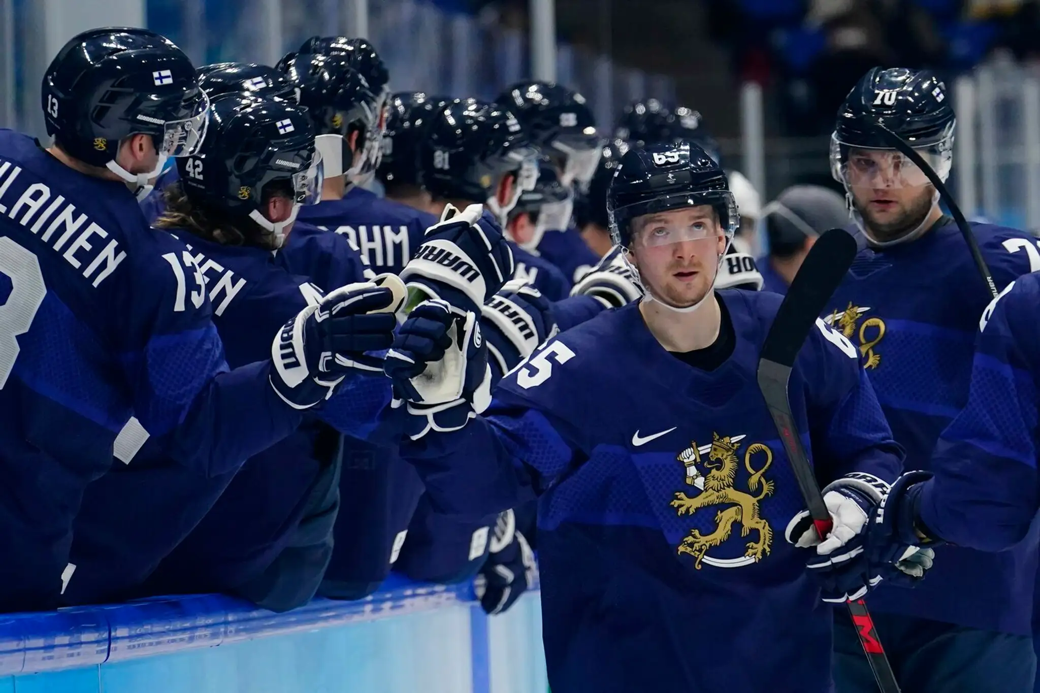 Fínski hokejisti oslavujú gól v úvodnom zápase ZOH 2022 proti Slovensku.