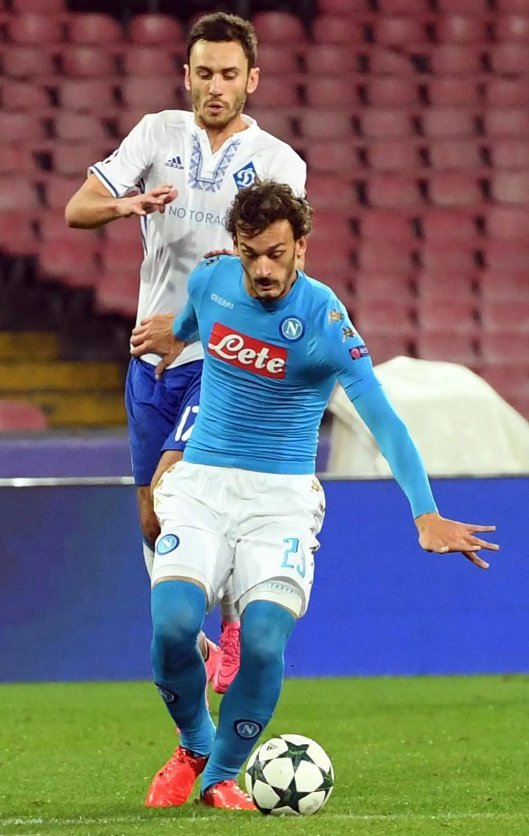 Manolo Gabbiadini (v modrom) z SSC Neapol v súboji o loptu proti Sergejovi Rybalkovi v dueli LM proti Dynamu Kyjev.