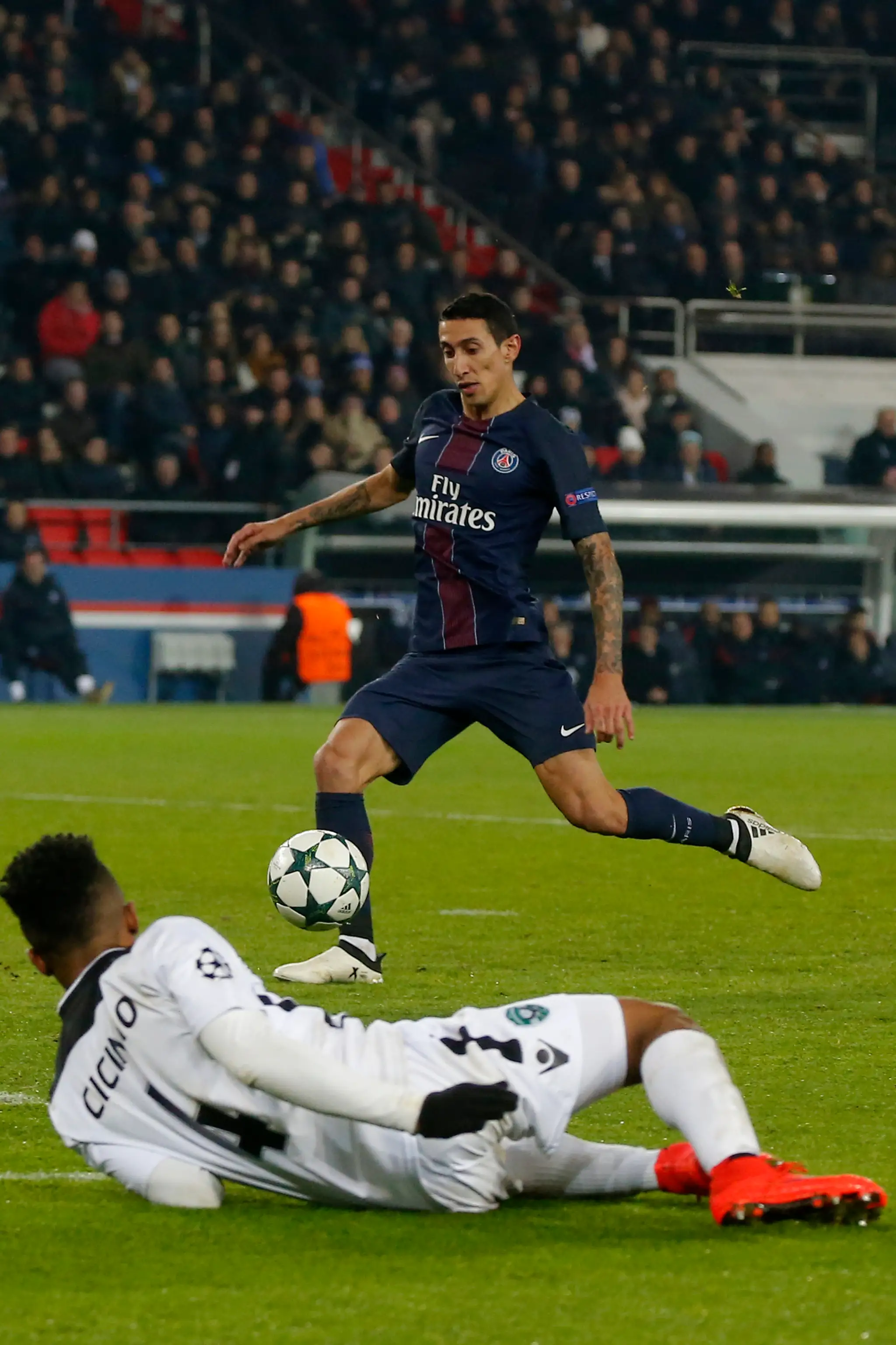 Záložník PSG Ángel di María (s loptou) strieľa gól do siete Ludogorcu Razgrad v zápase LM.