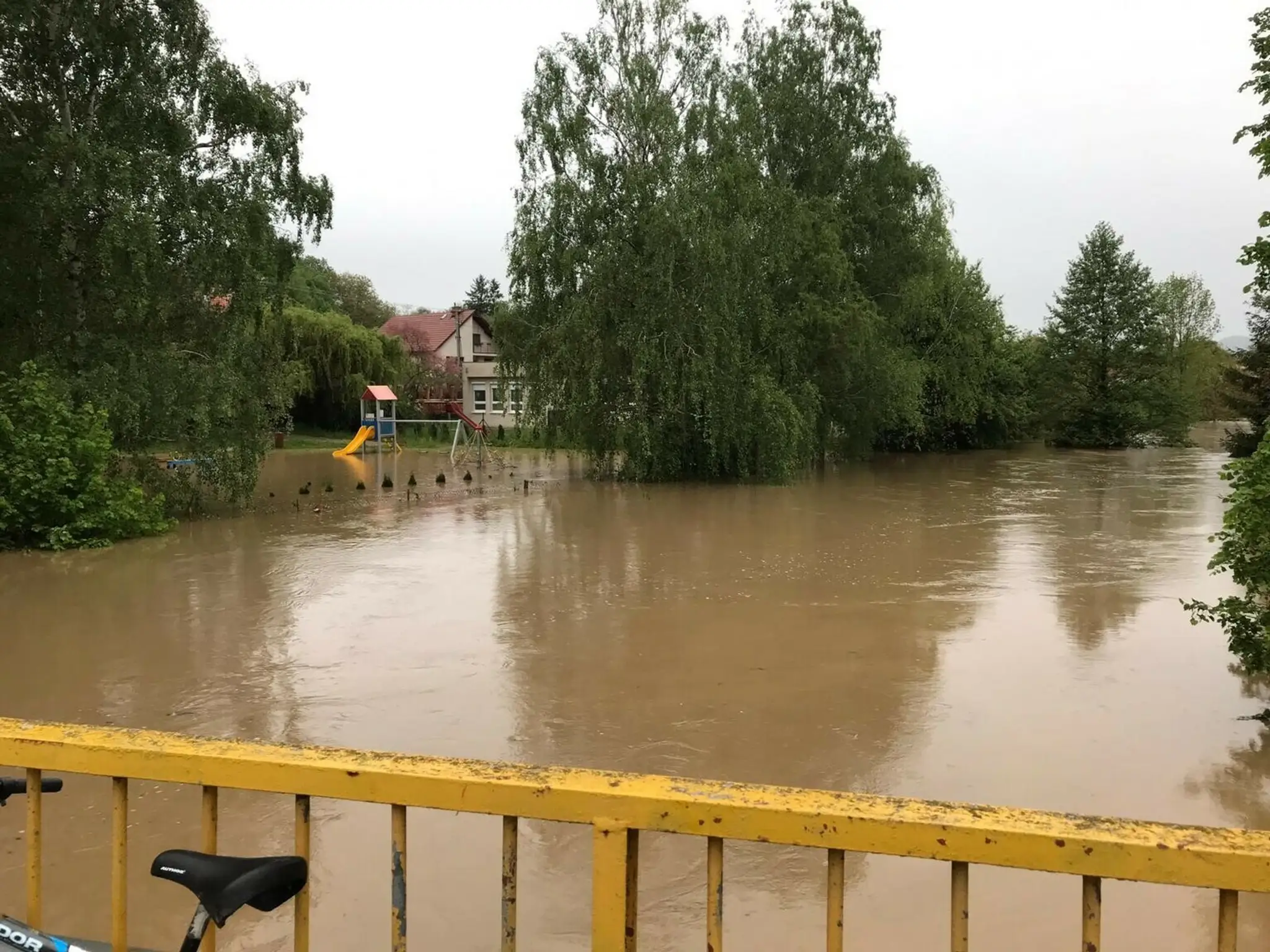 Zatopené detské ihrisko v obci Choča