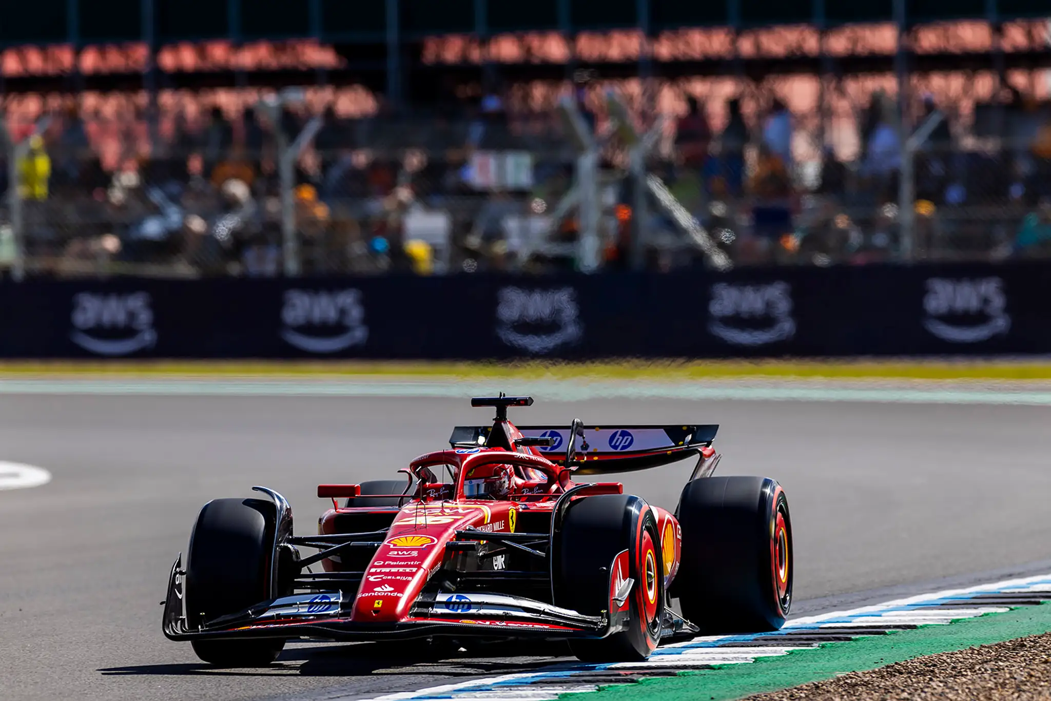 Charles Leclerc na trati vo Veľkej Británii.