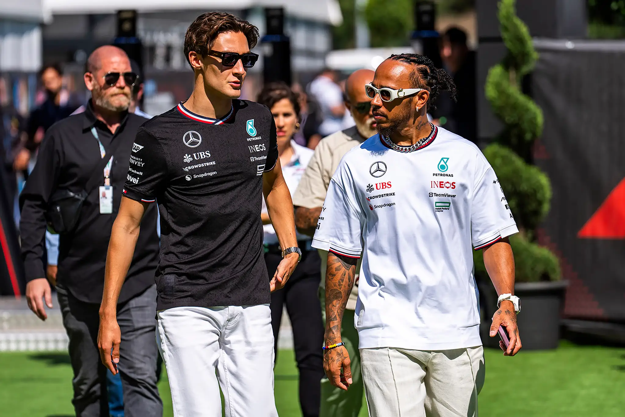 Tímový kolegovia z Mercedesu George Russell a Lewis Hamilton.